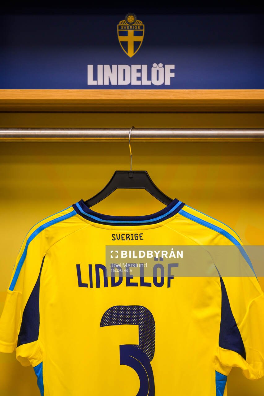 The jersey of Victor Nilsson Lindelöf hanging in the