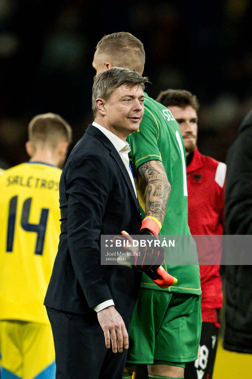 Head coach Jon Dahl Tomasson and goalkeeper Robin Olsen of