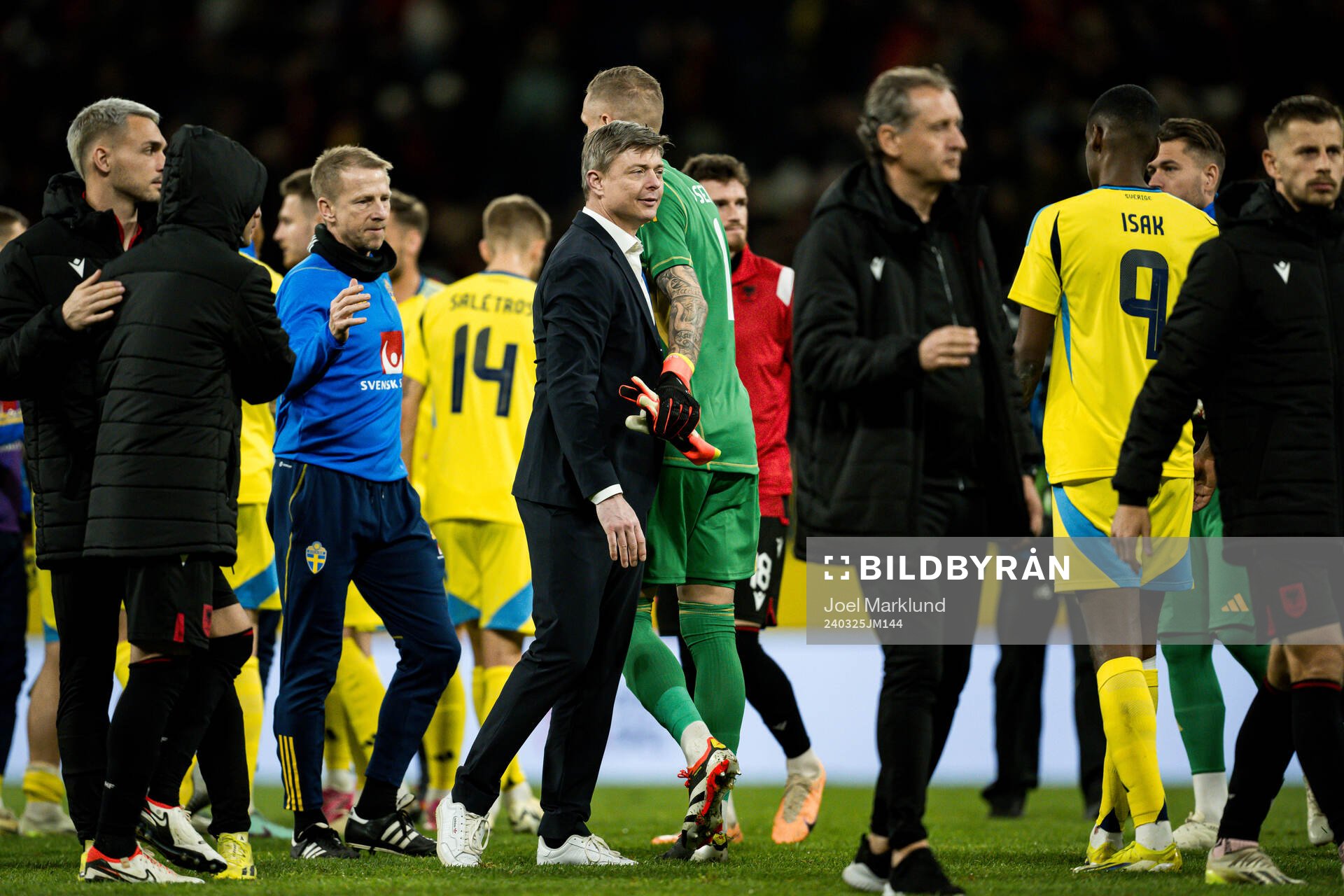 Head coach Jon Dahl Tomasson and goalkeeper Robin Olsen of