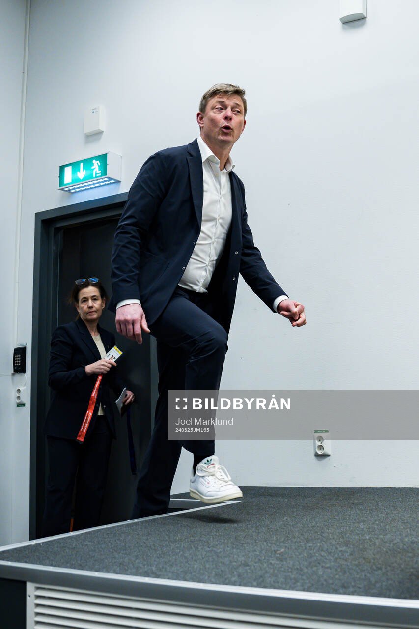 Head coach Jon Dahl Tomasson of Sweden