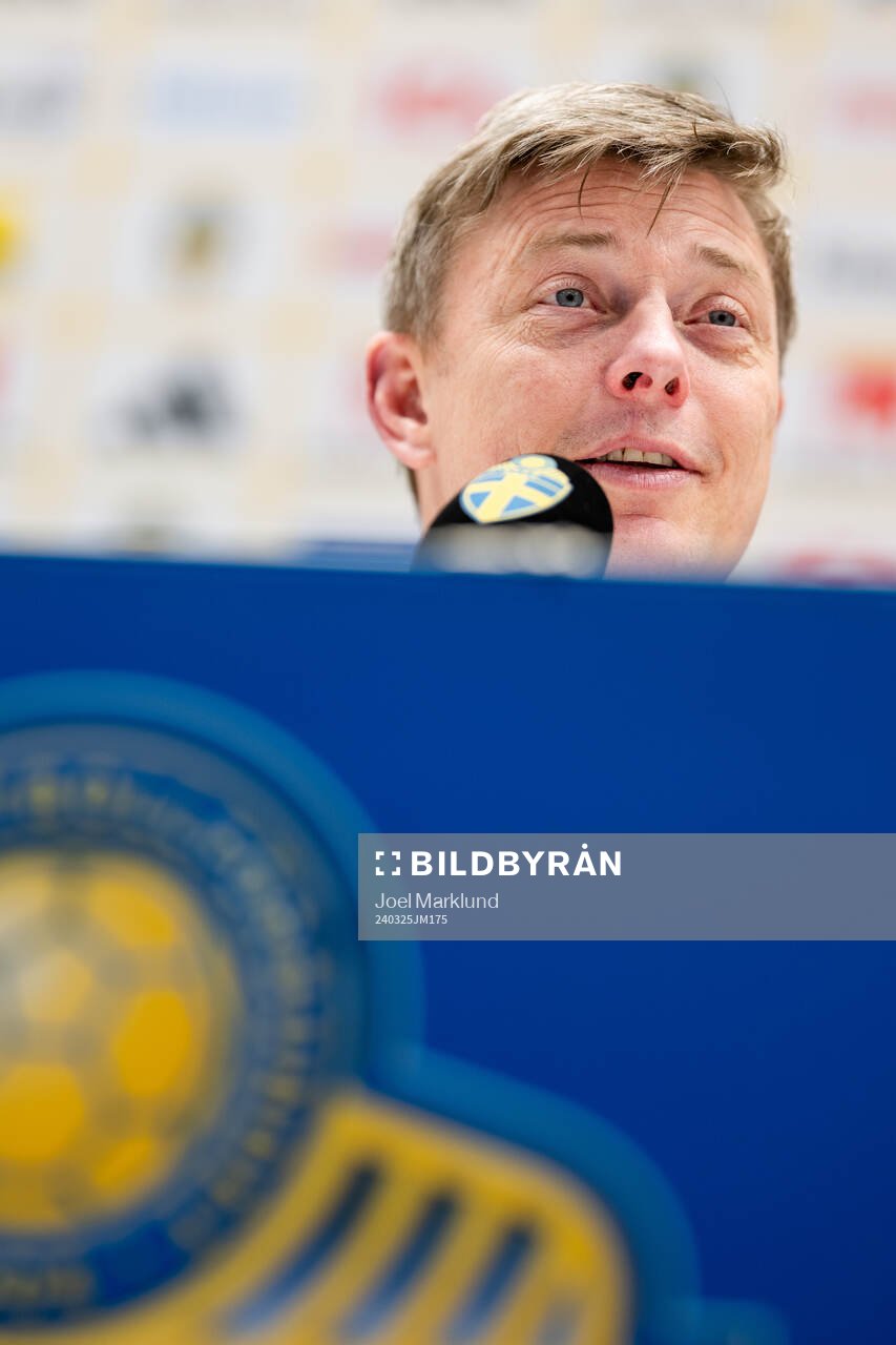 Head coach Jon Dahl Tomasson of Sweden