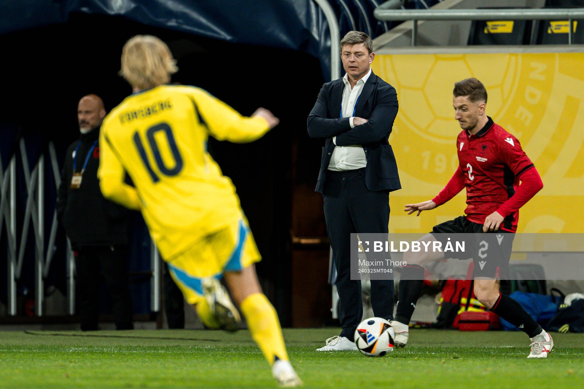 Emil Forsberg and Head coach Jon Dahl Tomasson of Sweden