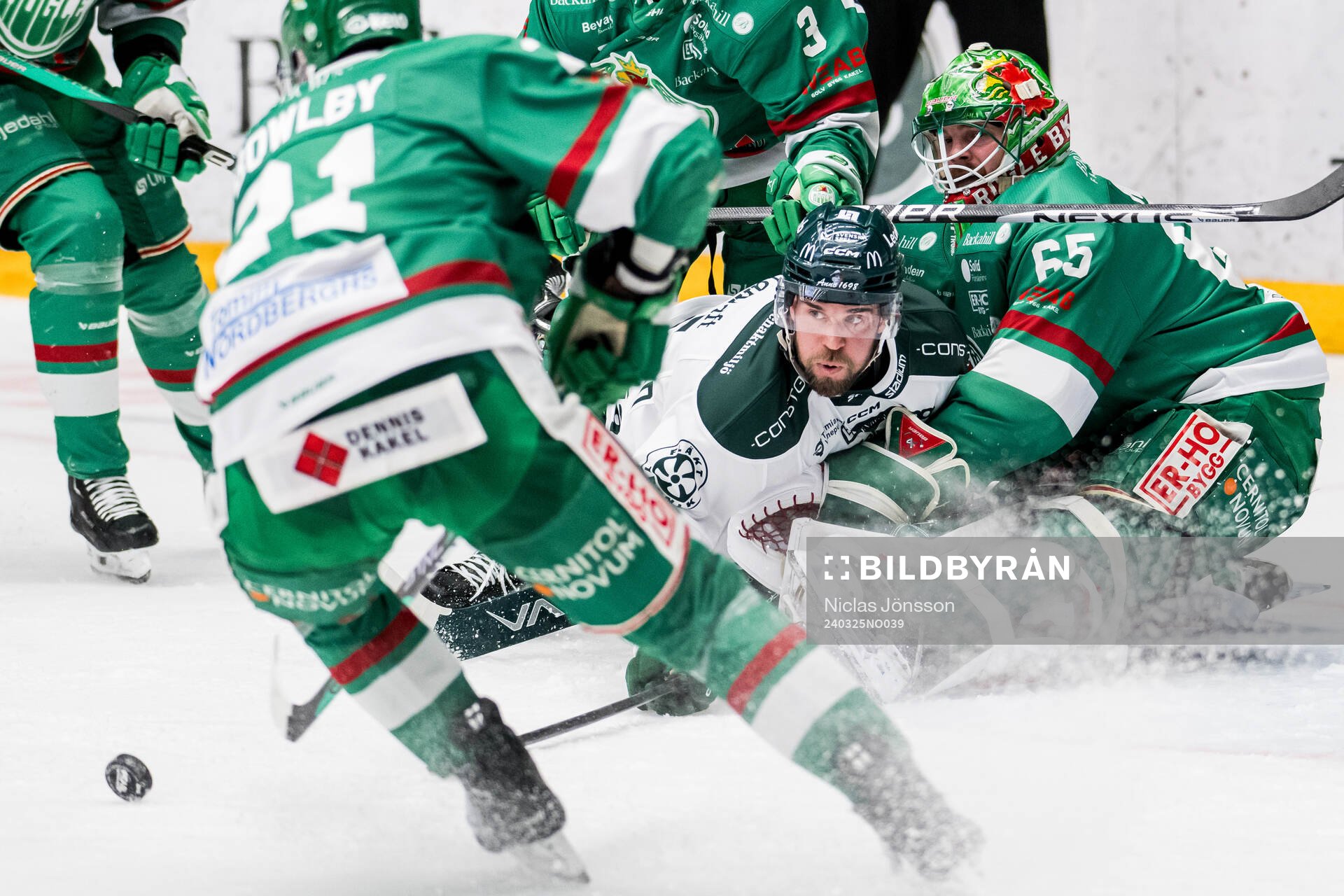 Färjestads Henrik Björklund och Rögles målvakt