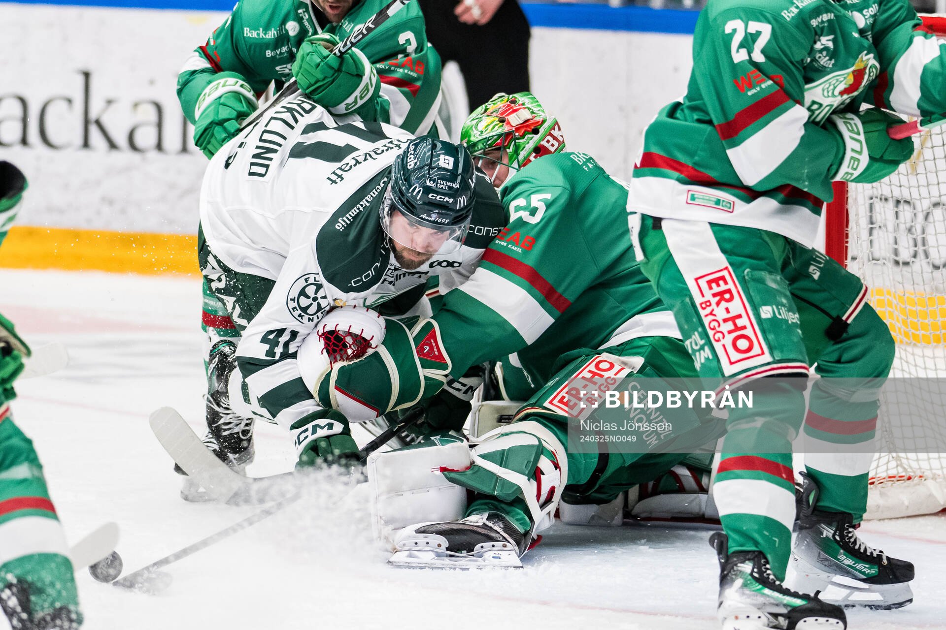 Färjestads Henrik Björklund och Rögles målvakt