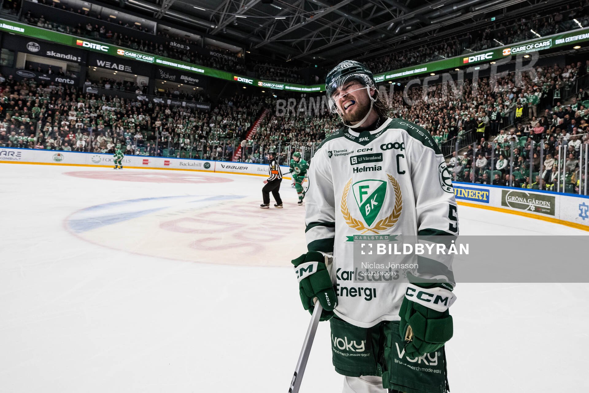 Färjestads Linus Johansson  har ont