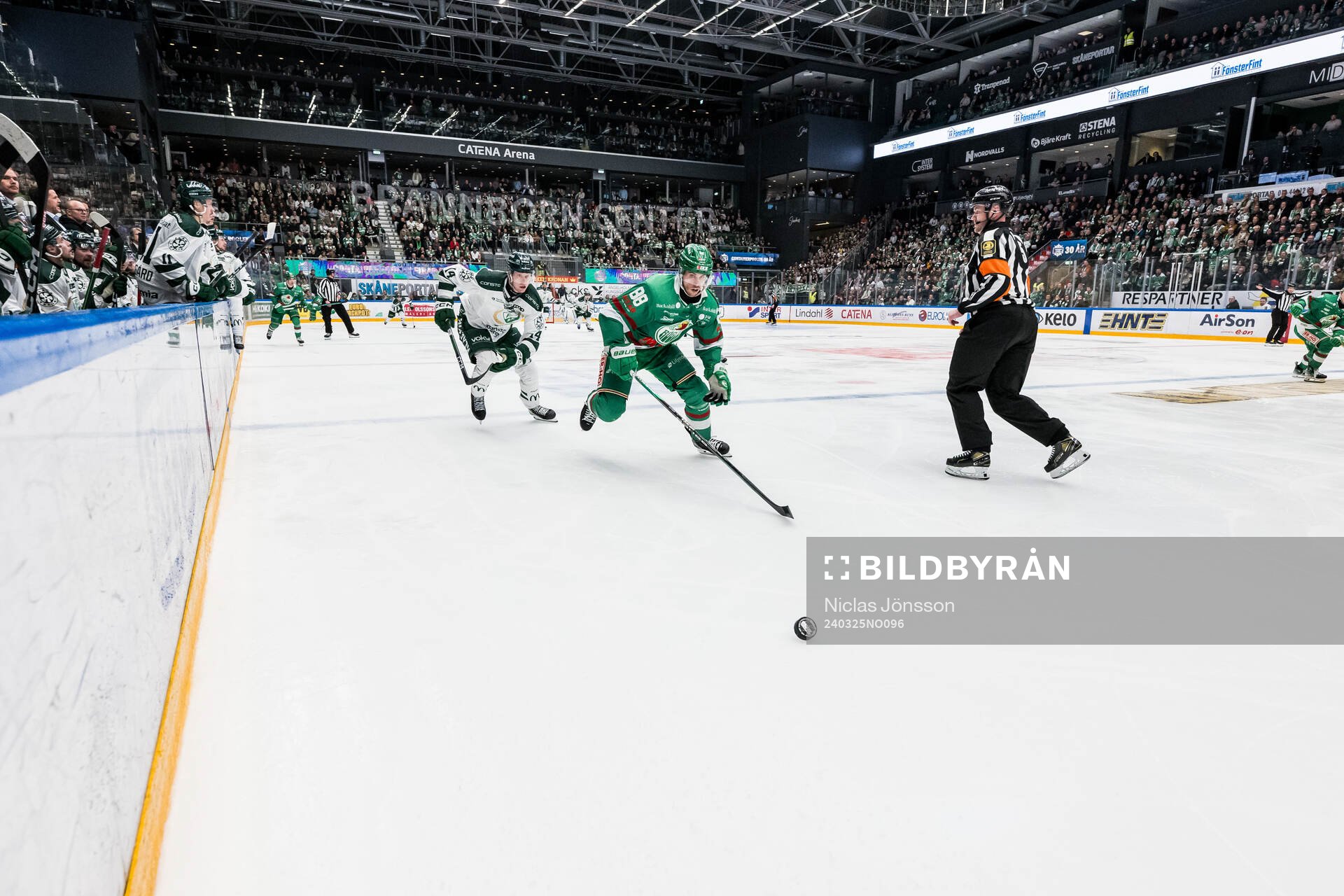 Färjestads Victor Ejdsell och Rögles Brandon Davidson