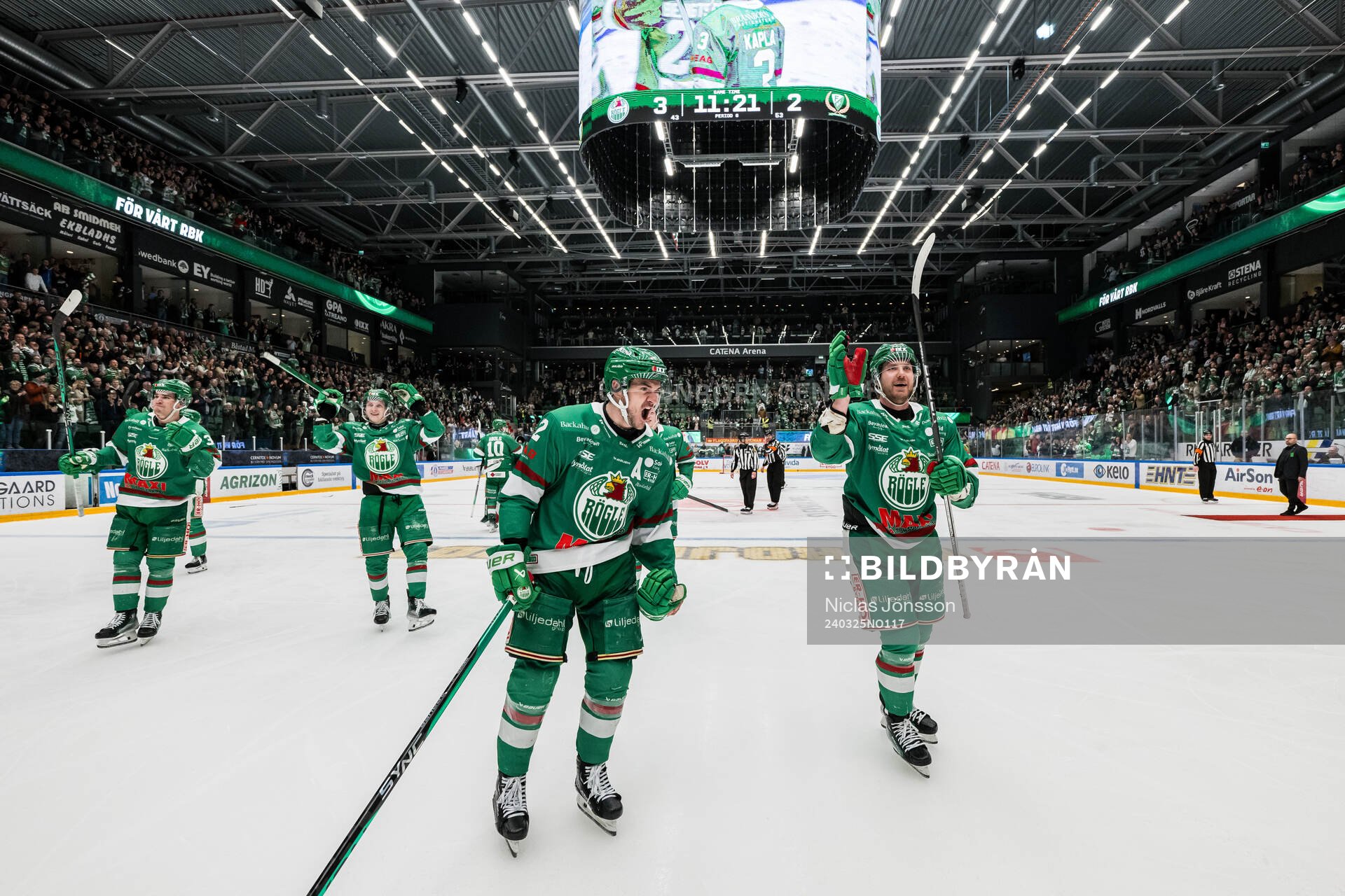 Rögles Brady Ferguson och Linus Sandin jublar