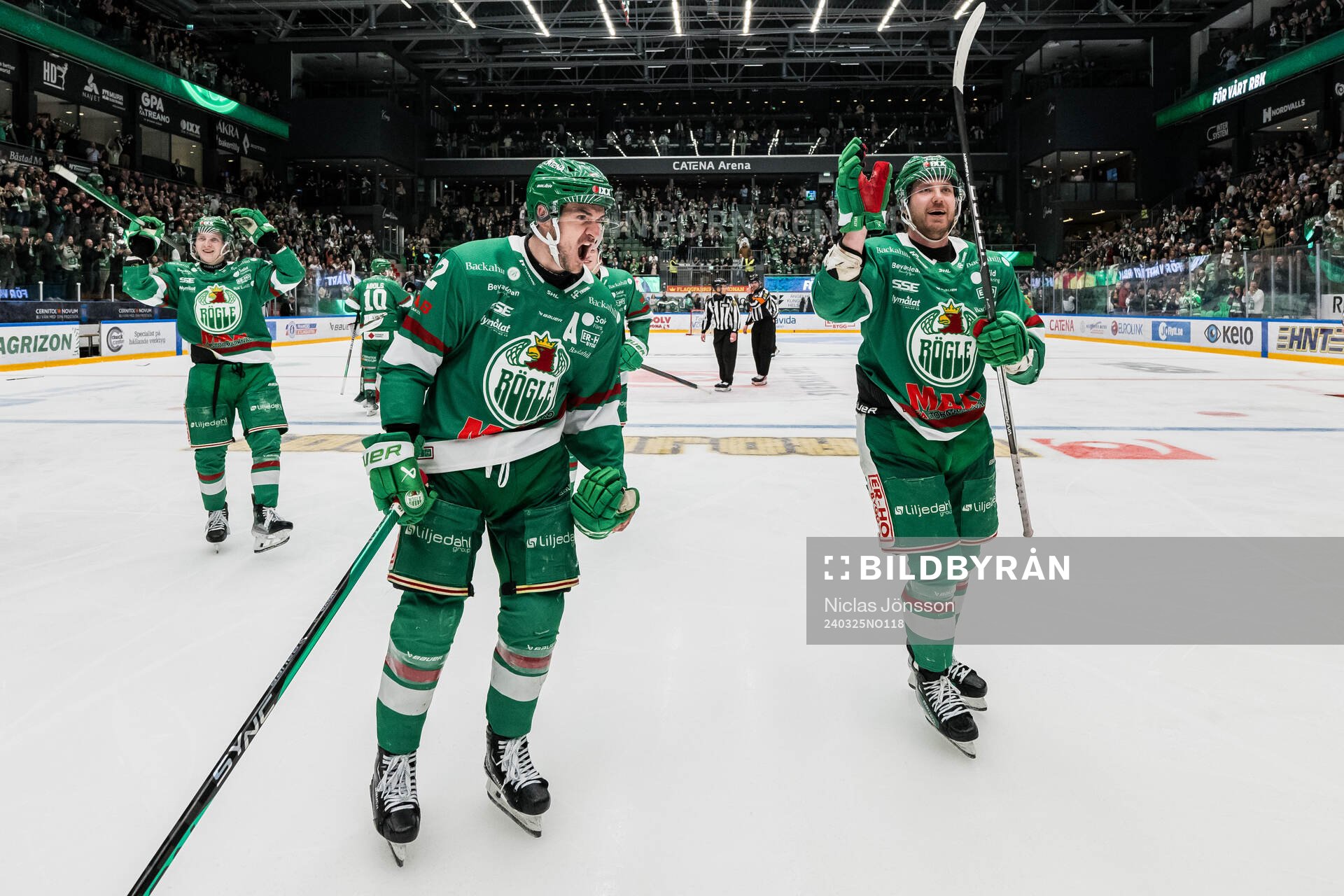 Rögles Brady Ferguson och Linus Sandin jublar