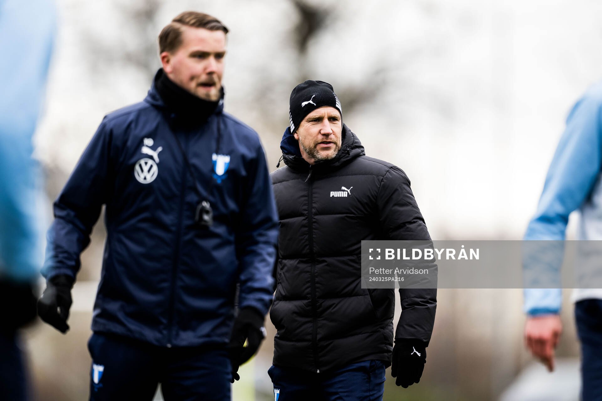 Malmö FFs assisterande tränare Theodor Olsson och tränare Henrik Rydström under en fotbollsträning med Malmö FF den 25 mars 2024 i Malmö. 