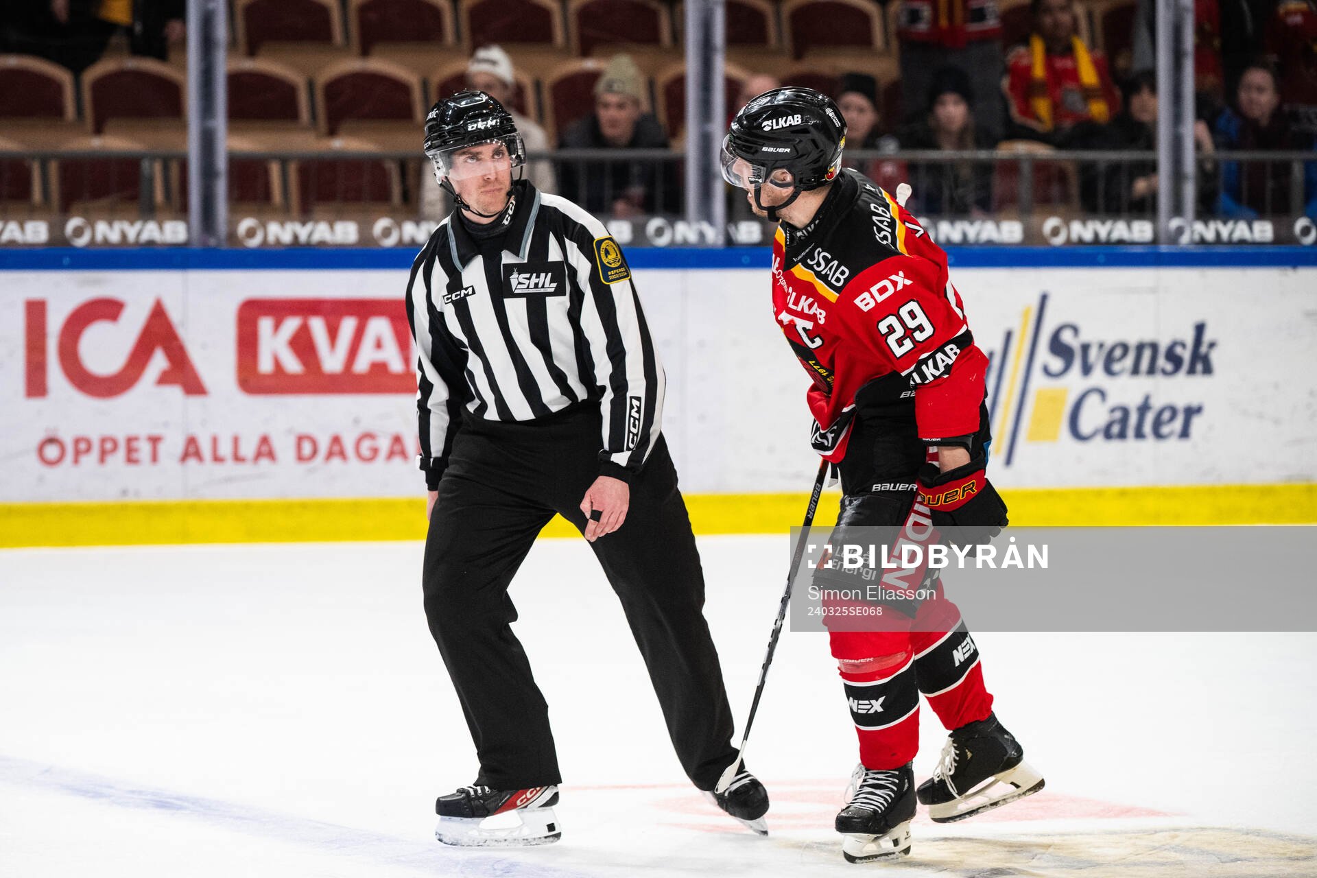 Linjedomare Gustav Jonsson och Luleås Erik Gustafsson