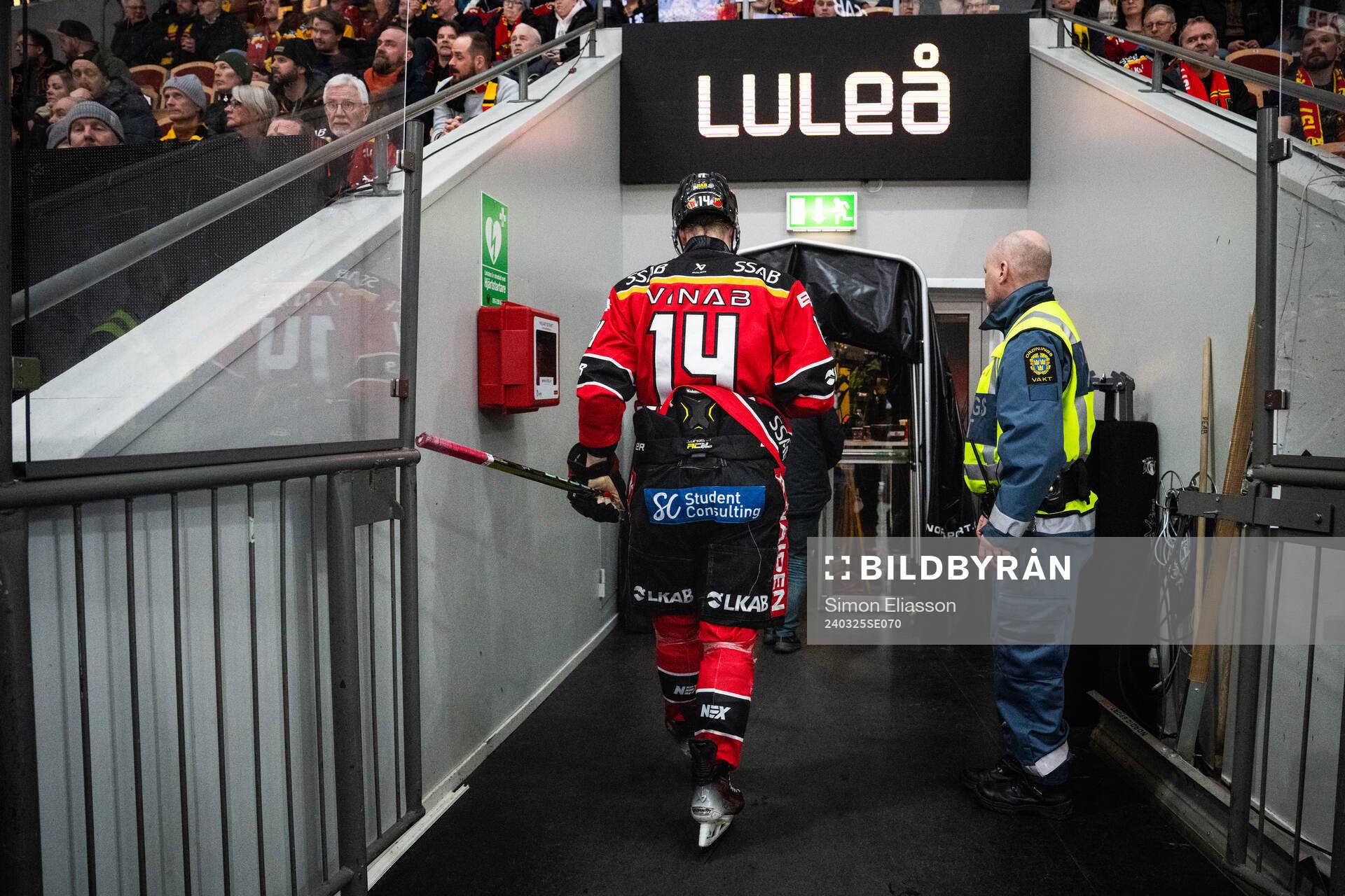Luleås Jonas Berglund går av isen