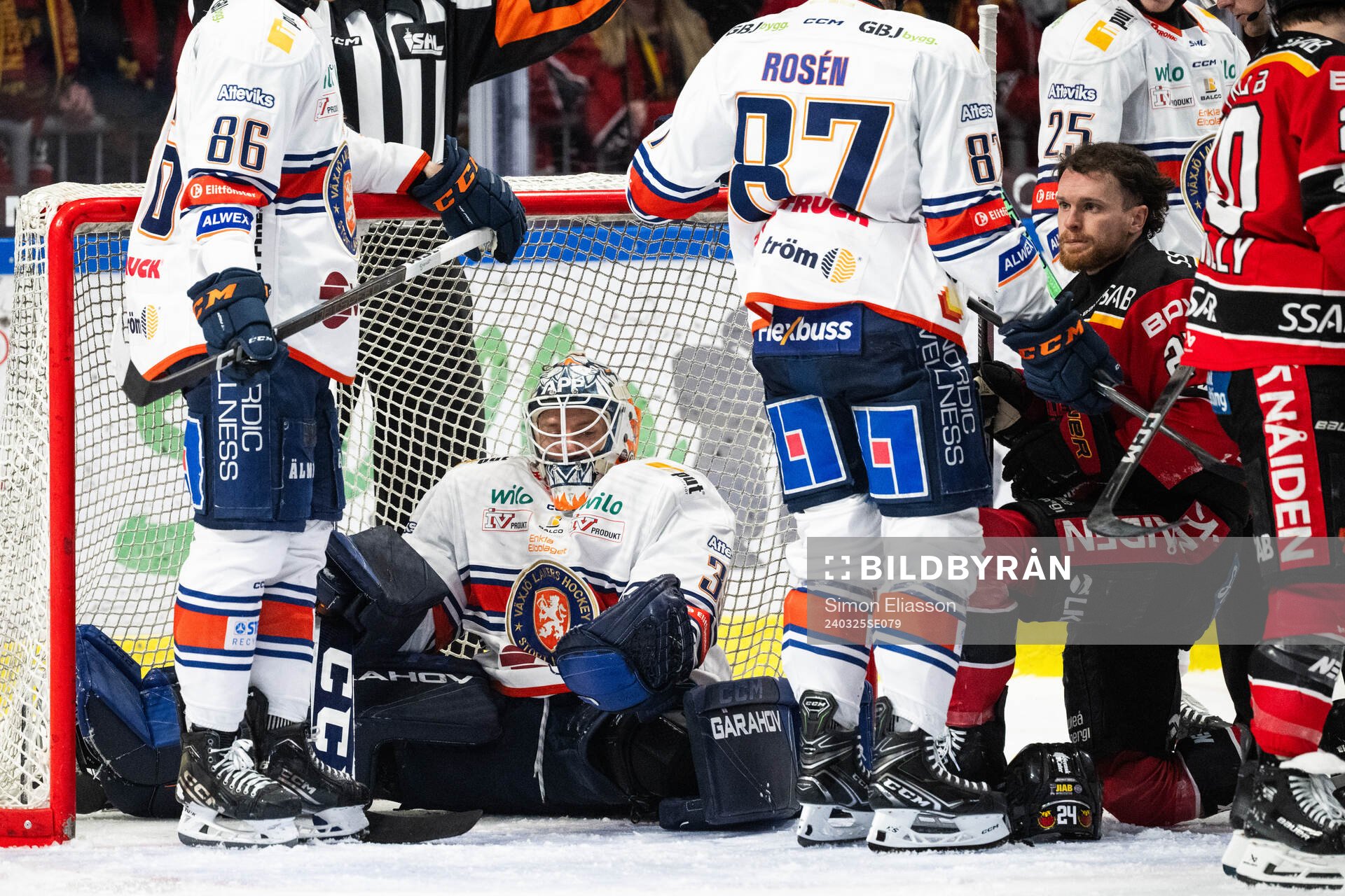 Växjös målvakt Emil Larmi och Luleås Brendan Shinnimin