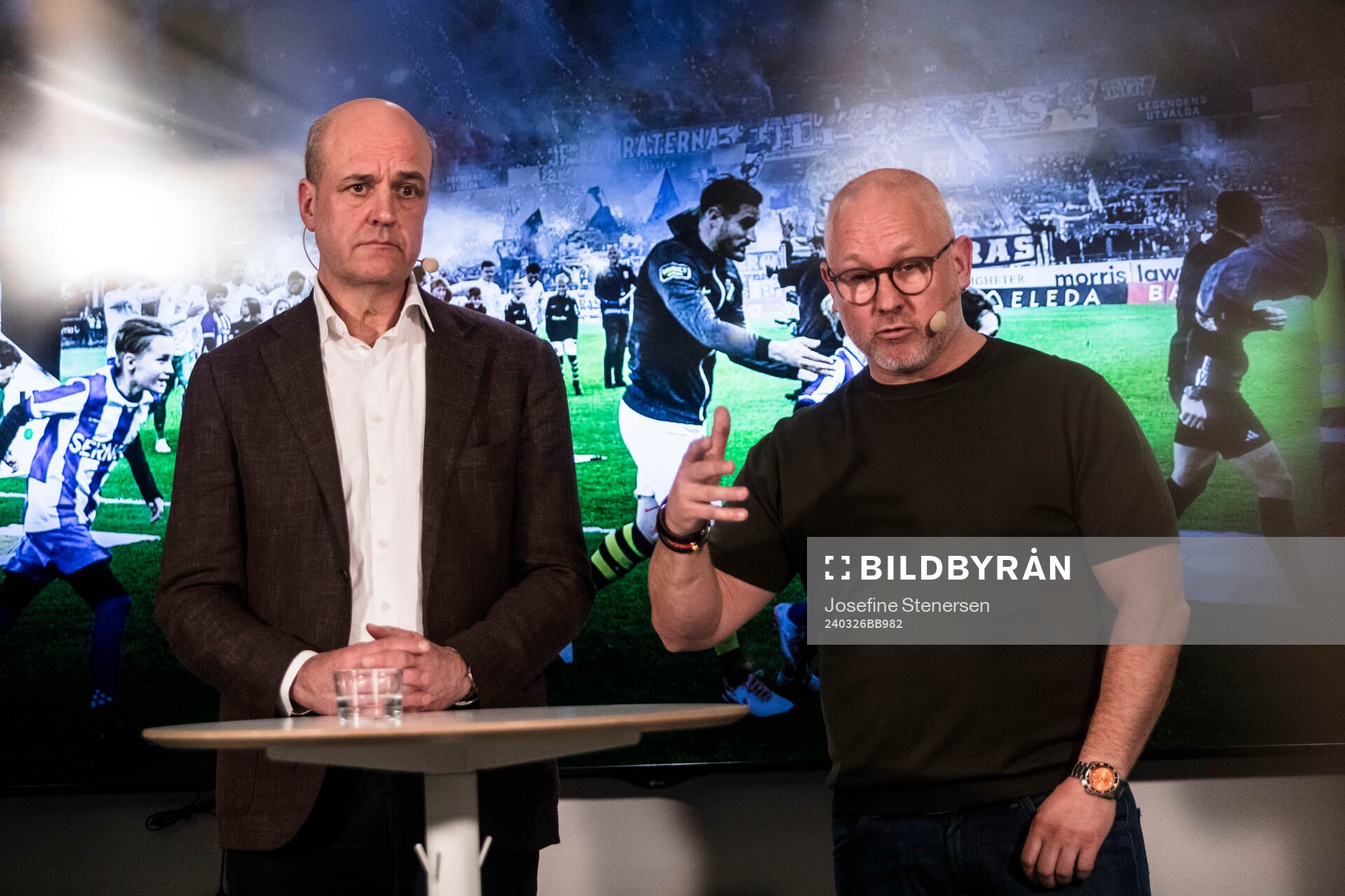 Fredrik Reinfeldt, ordförande i Svenska fotbollförbundet och Robert Laul, fotbollskrönikör på Göteborgs-Posten deltar i en debatt anordnad utav Svenska Sportjournalistförbundet den 26 mars 2024 i Stockholm.