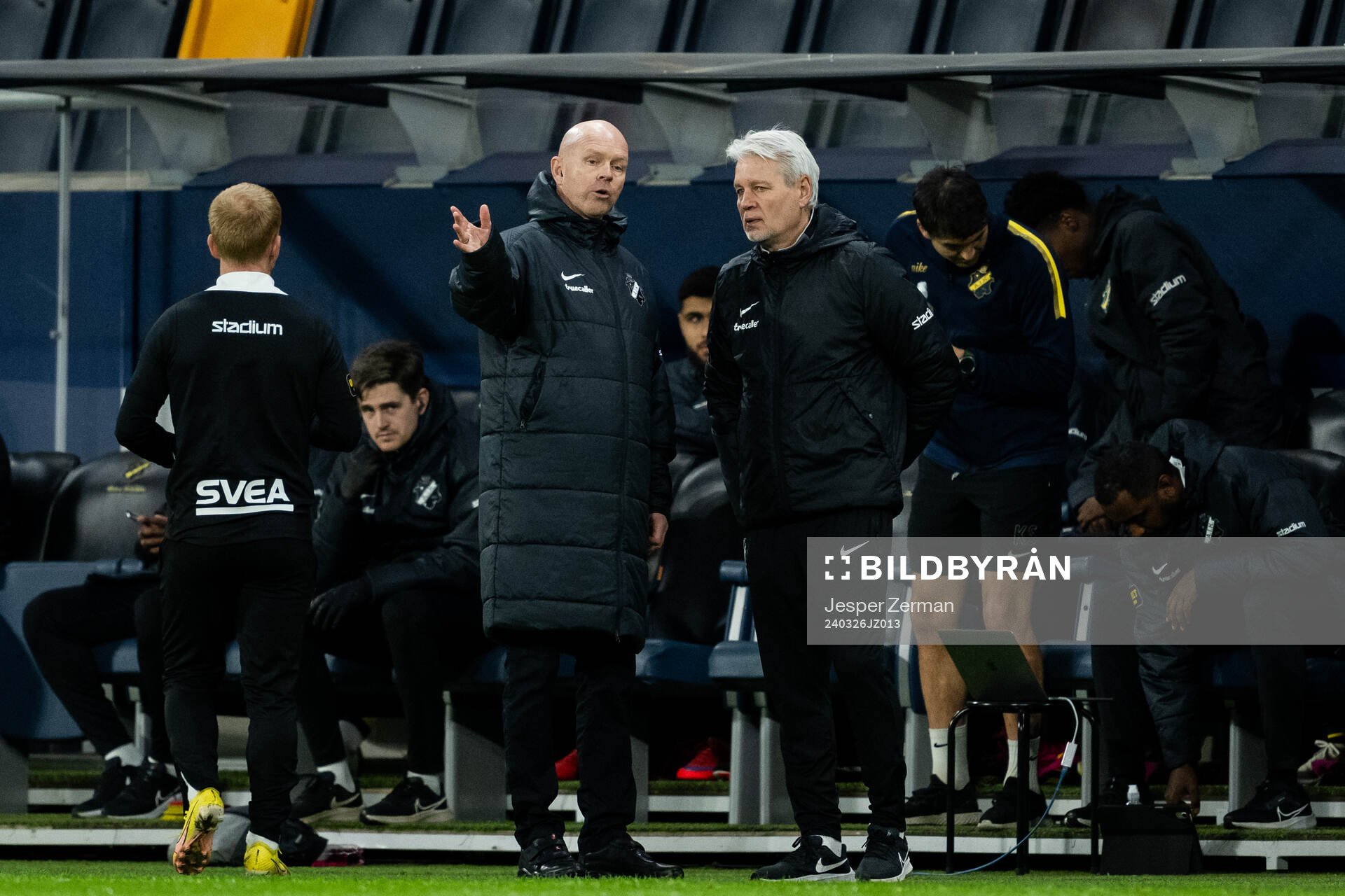AIKs tränare Henning Berg och assisterande tränare