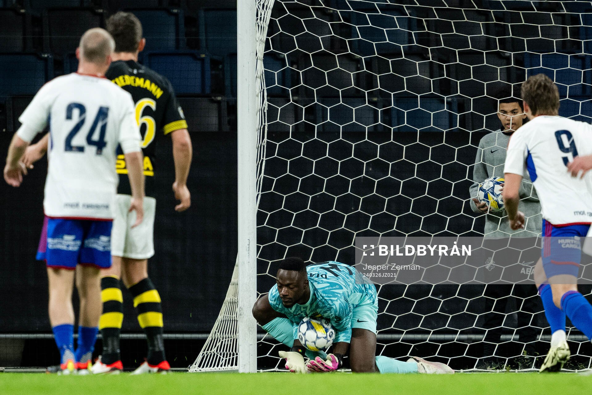 AIKs målvakt Ismael Diawara med en räddning