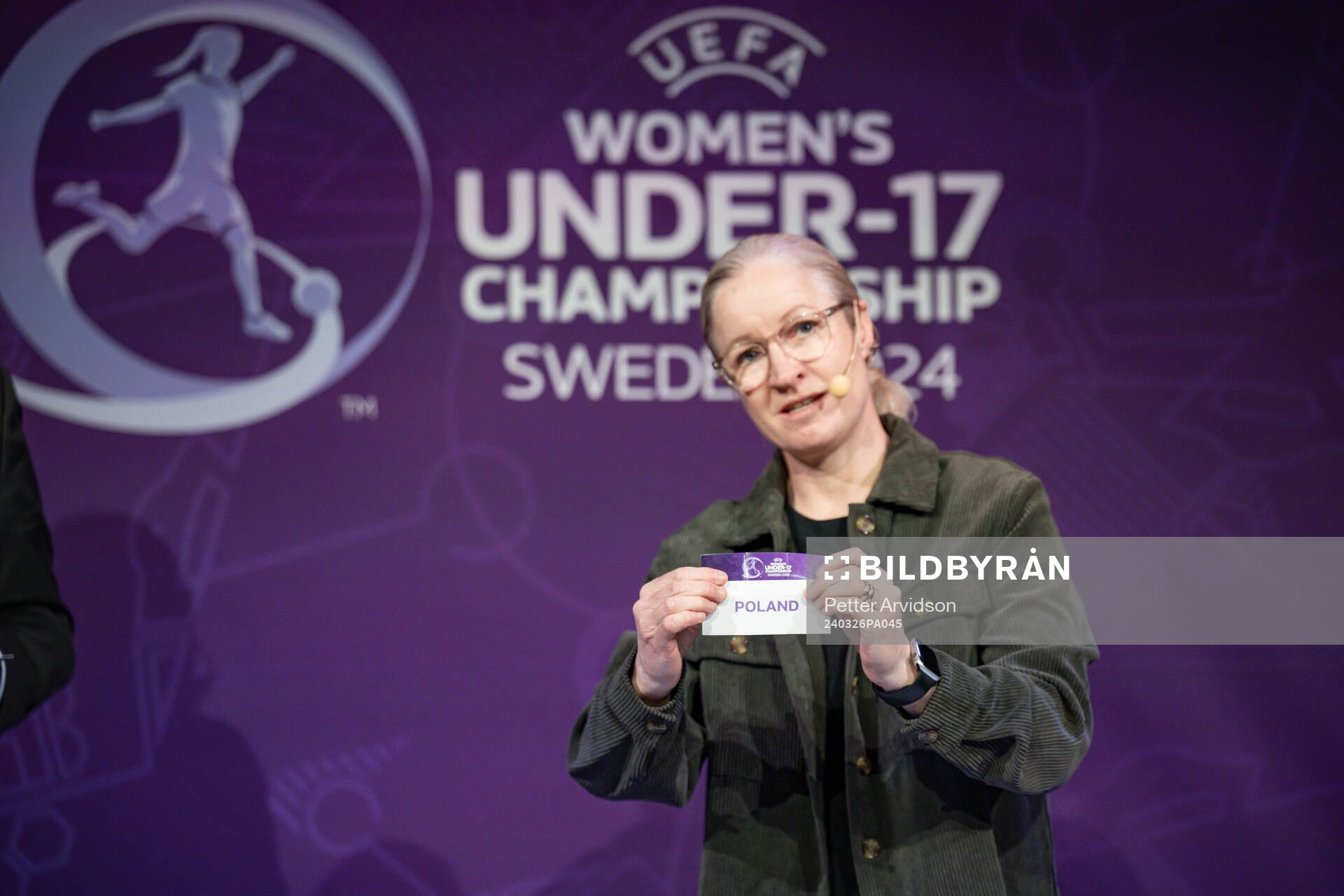 Victoria Sandell, Tournament Ambassador, shows Poland in