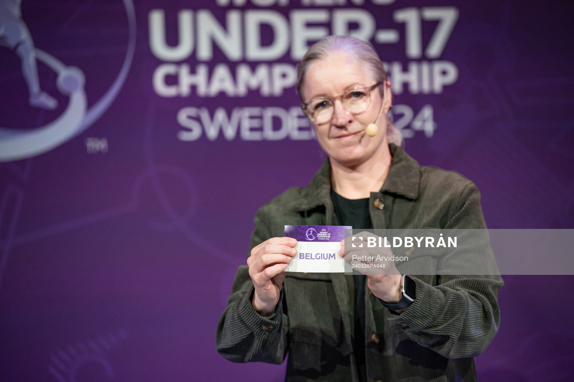 Victoria Sandell, Tournament Ambassador, shows Belgium in