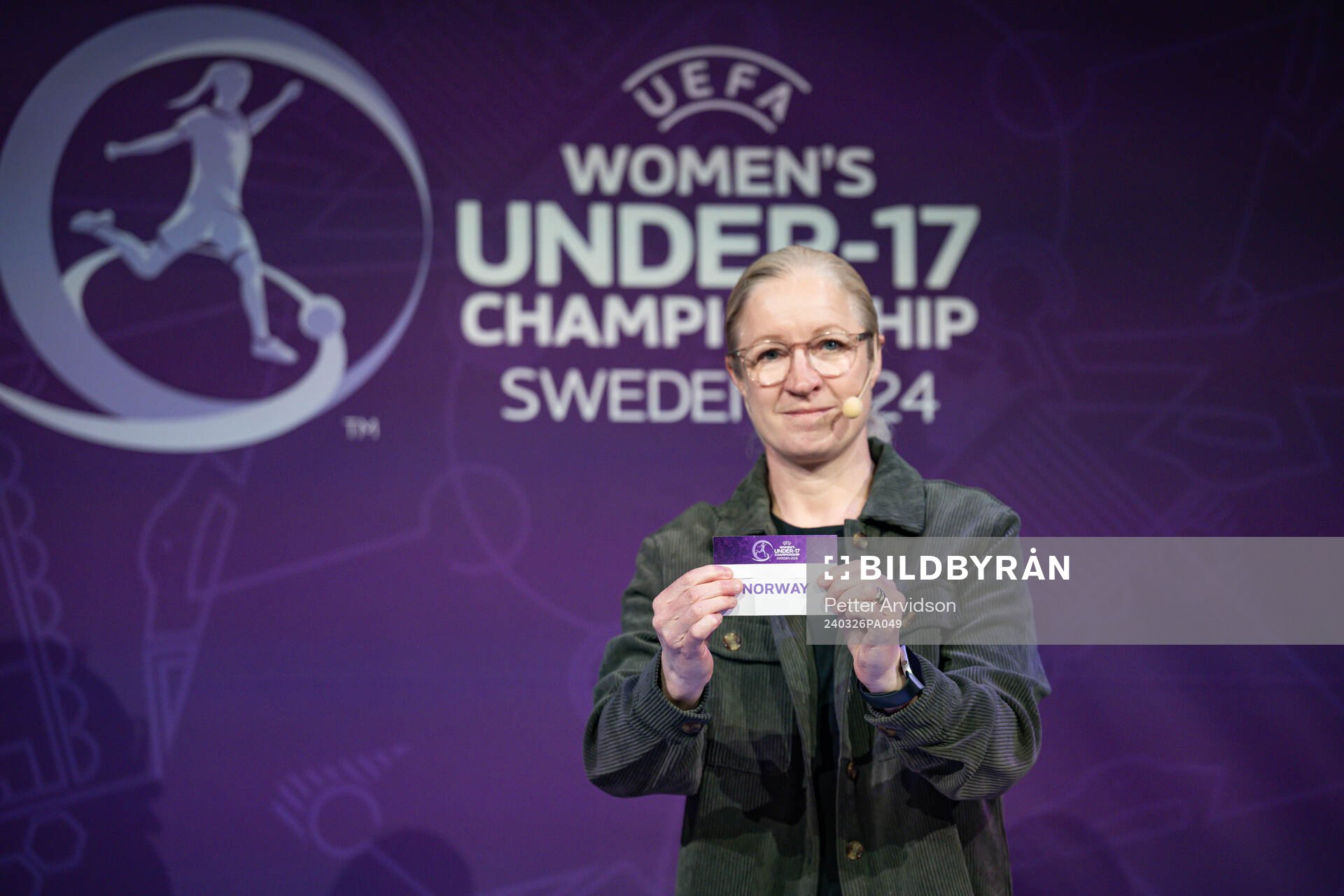 Victoria Sandell, Tournament Ambassador, shows Norway in