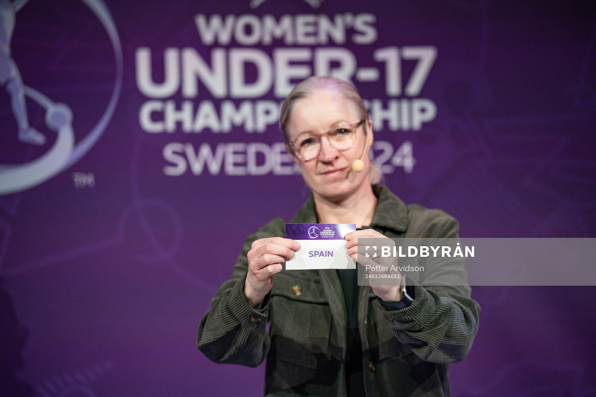 Victoria Sandell, Tournament Ambassador, shows Spain in the