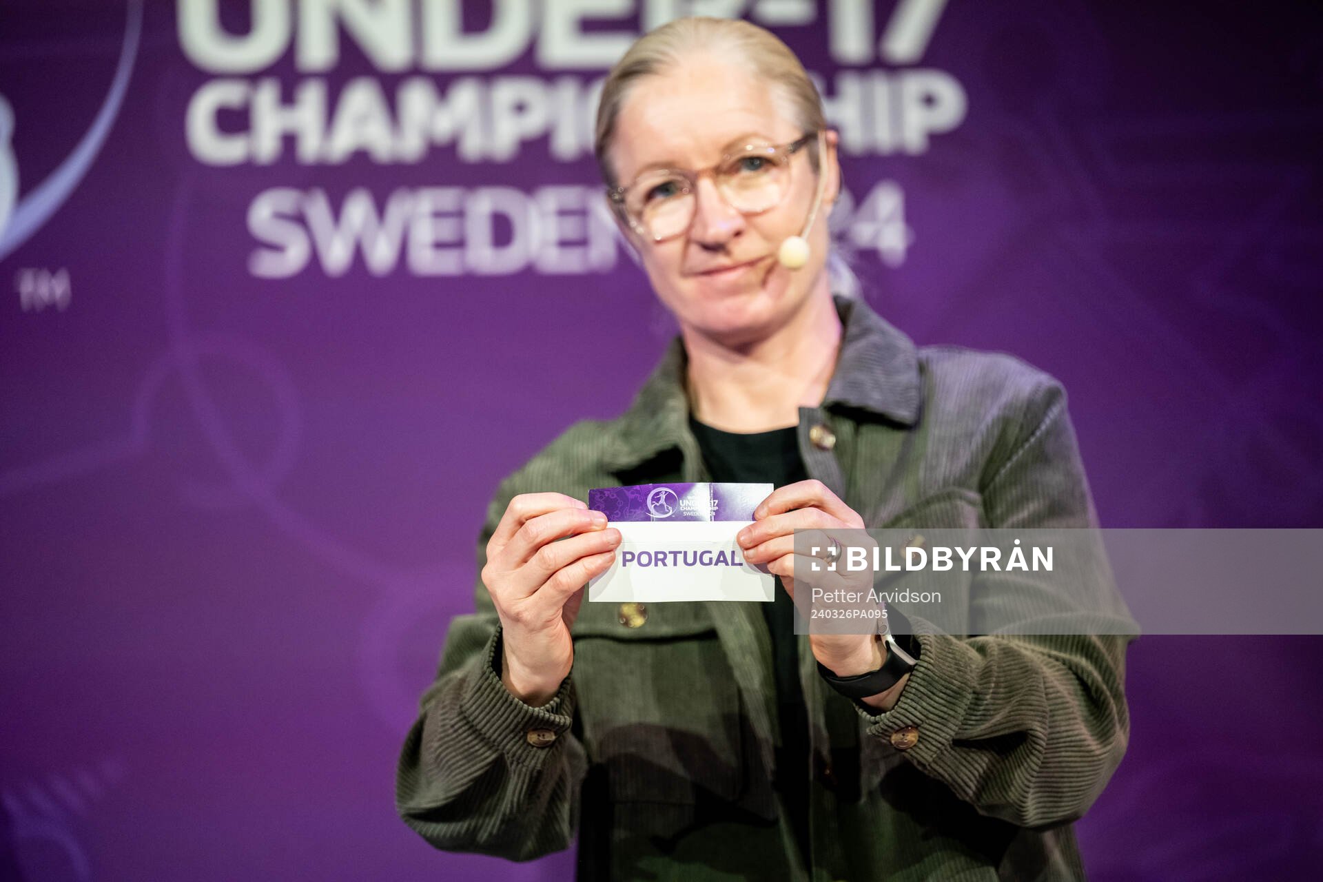 Victoria Sandell, Tournament Ambassador, shows Portugal in