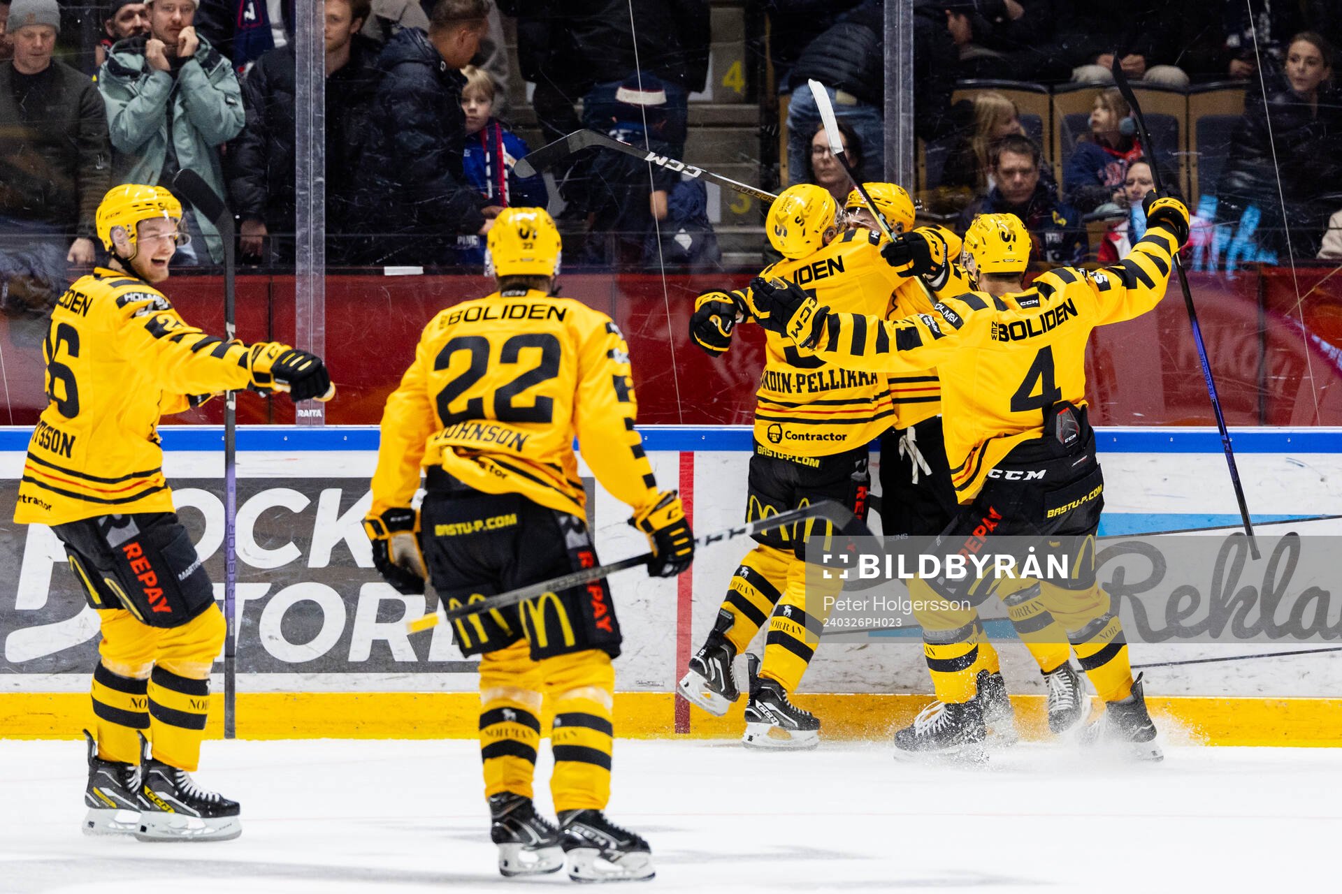 Skellefteås spelare jublar med Dylan Sikura