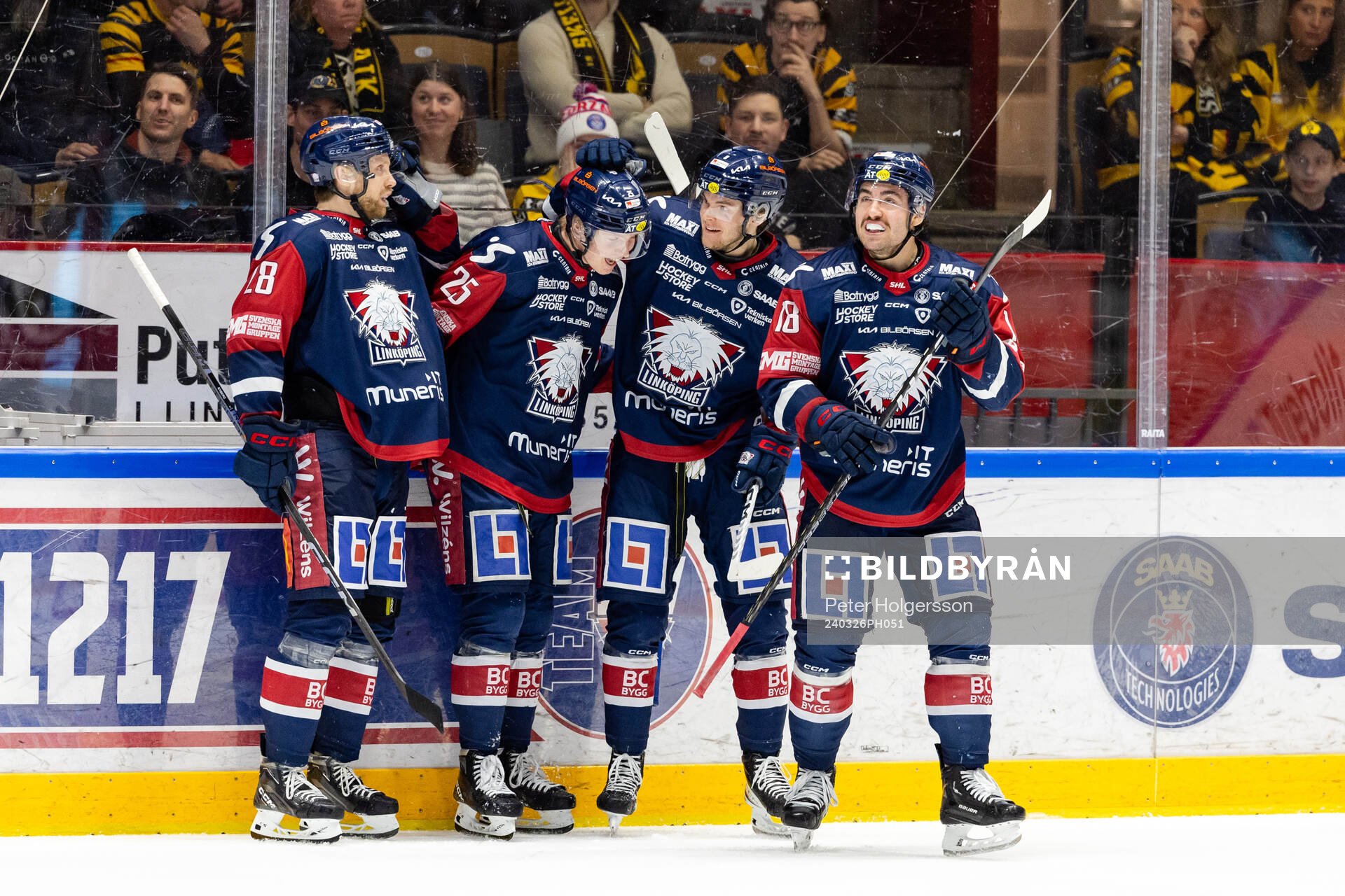 Linköpings spelare jublar med Filip Bystedt