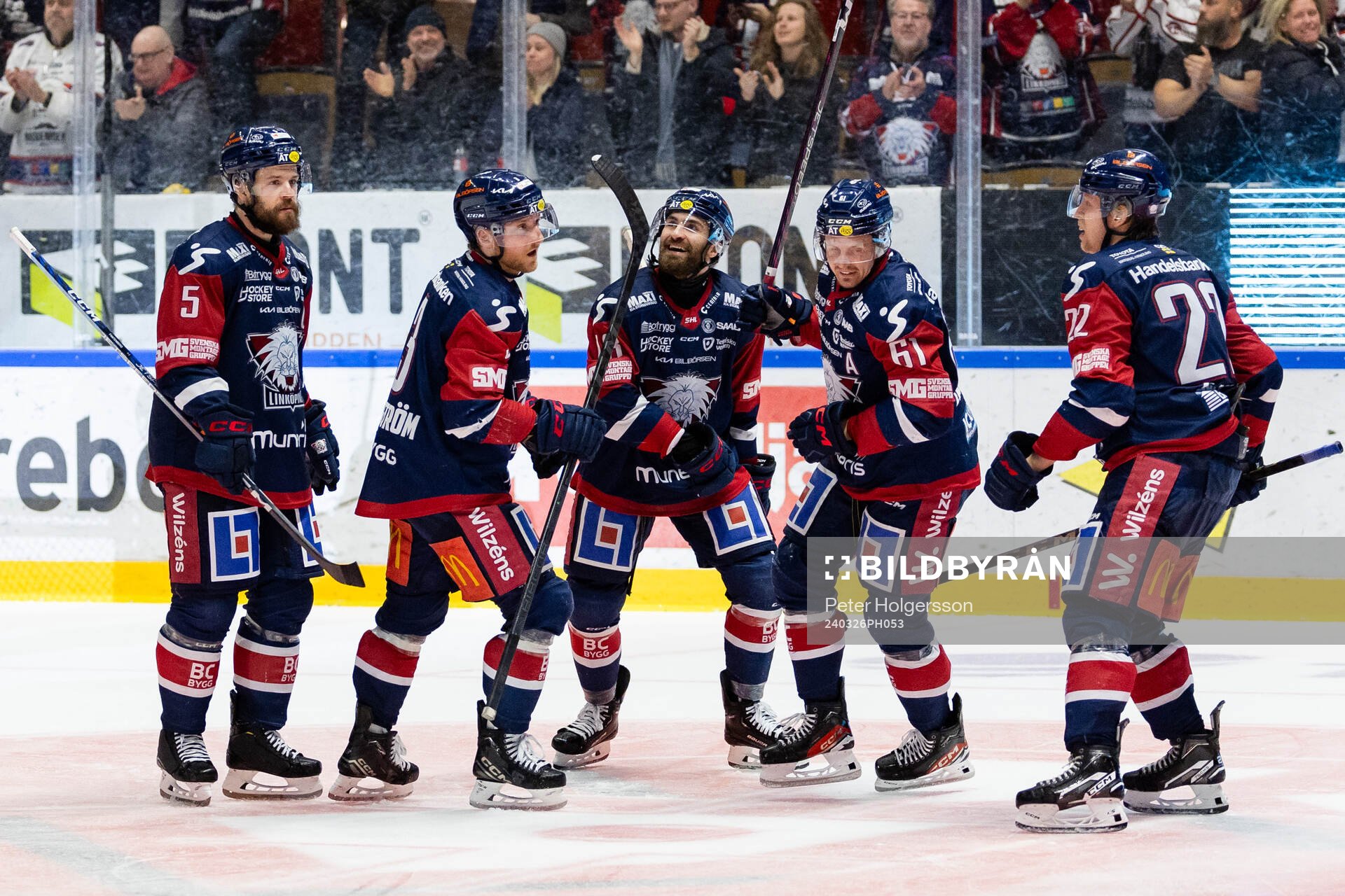 Linköpings spelare jublar med Markus Ljungh