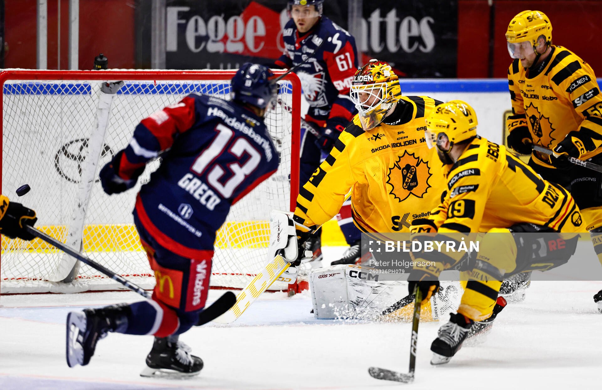 Skellefteås målvakt Linus Söderström ser pucken gå