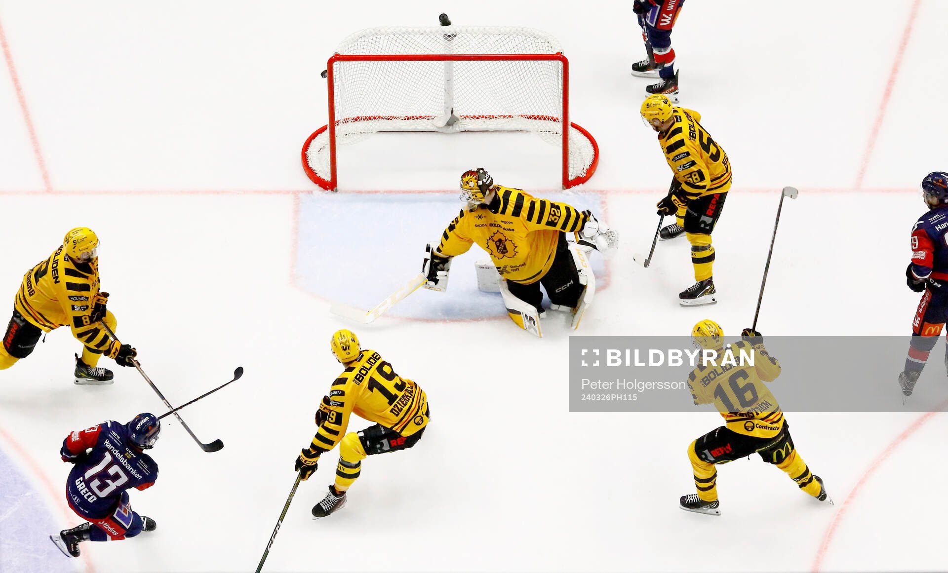 Skellefteås målvakt Linus Söderström ser pucken gå
