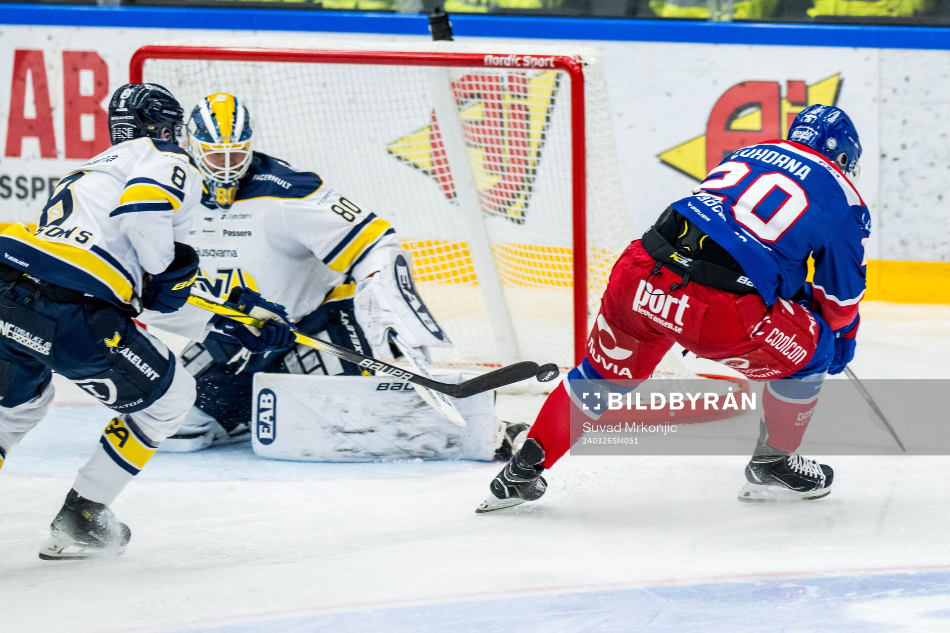 HV71s Colby Sissons och målvakt Frederik Dichow och
