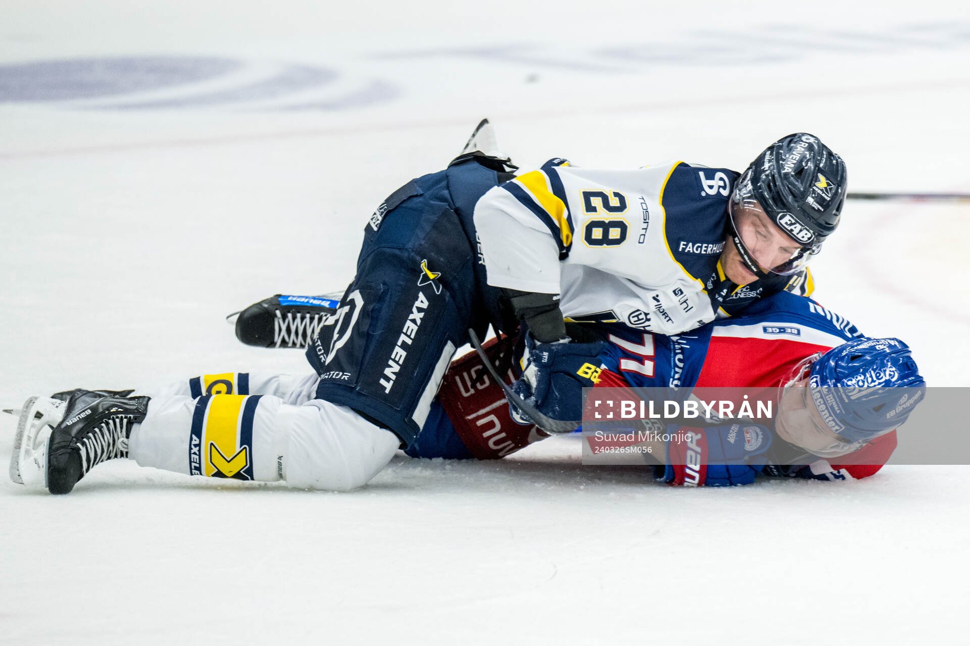 HV71s Joonas Nättinen och Oskarshamns Viktor Lodin