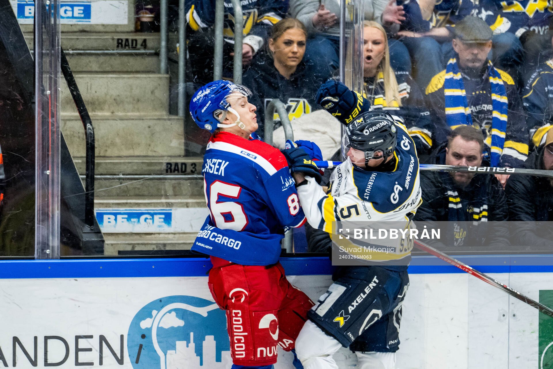 Oskarshamns Lukas Jasek och HV71s Victor Sjöholm