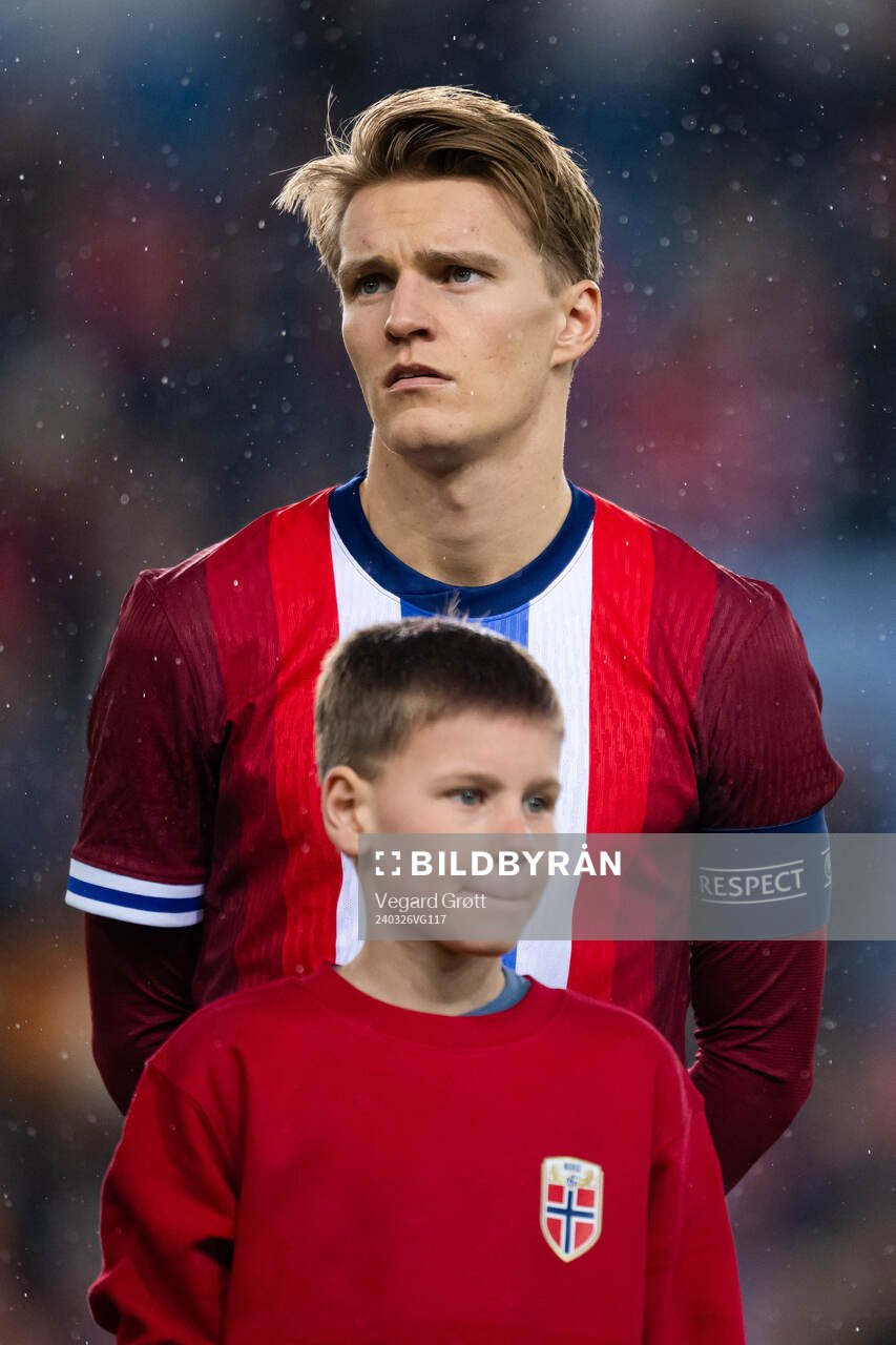 Martin Ødegaard of Norway line up