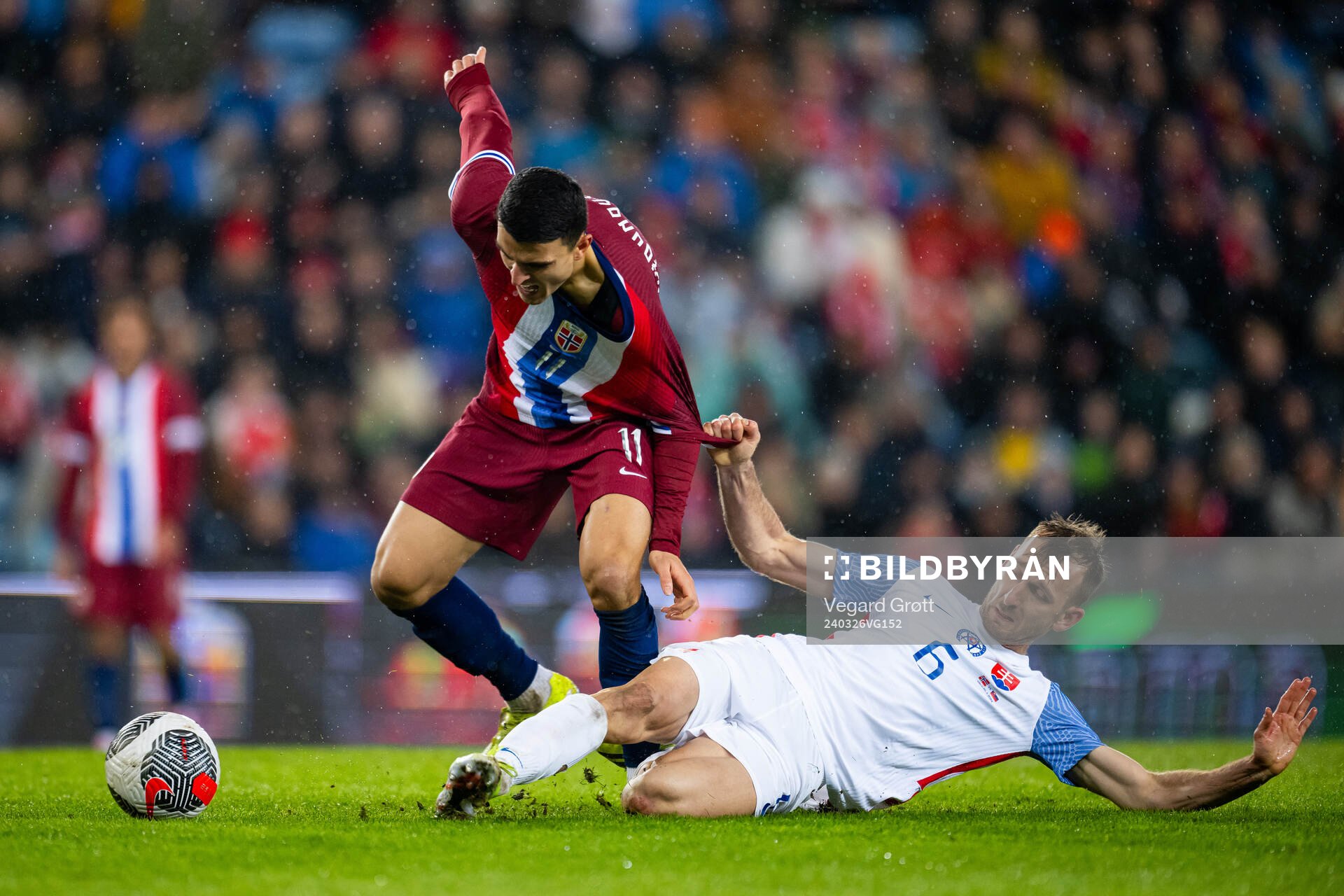Norbert Gyömber of Slovakia brings down Mohamed