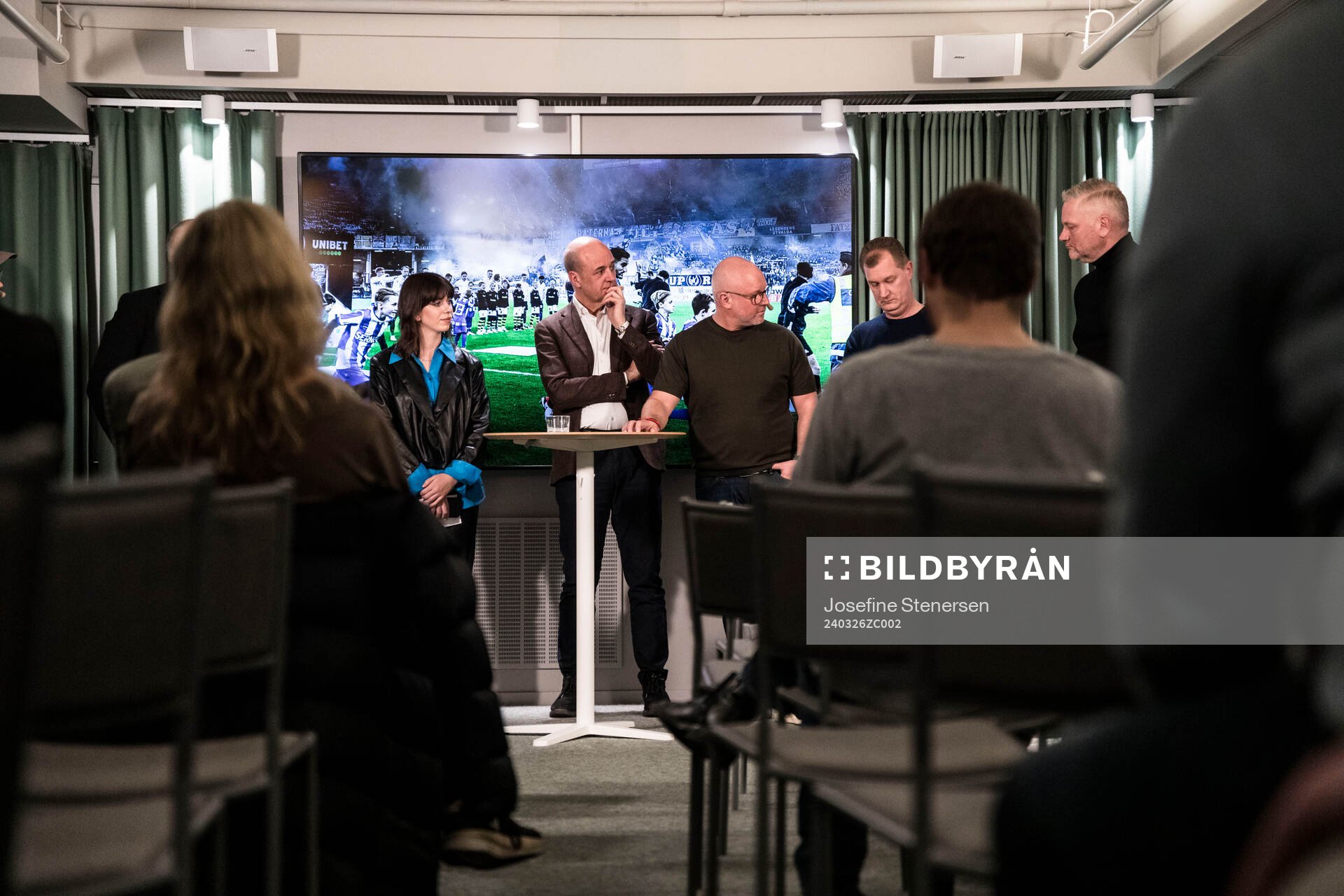 Mats Ihlbom, åklagare, Fredrik Reinfeldt, ordförande i Svenska fotbollförbundet och Robert Laul, fotbollskrönikör på Göteborgs-Posten, Johan Lindvall, generalsekreterare Svensk elitfotboll, Mats Jonsson, säkerhetsansvarig i Djurgårdens IF. Fredrik Gårdare, tidigare chef för polisens Aktionsgrupp idrott och Elsa Alm, debattör, fotbollssupporter och ungsekreterare i LO deltar i en debatt anordnad utav Svenska Sportjournalistförbundet den 26 mars 2024 i Stockholm.