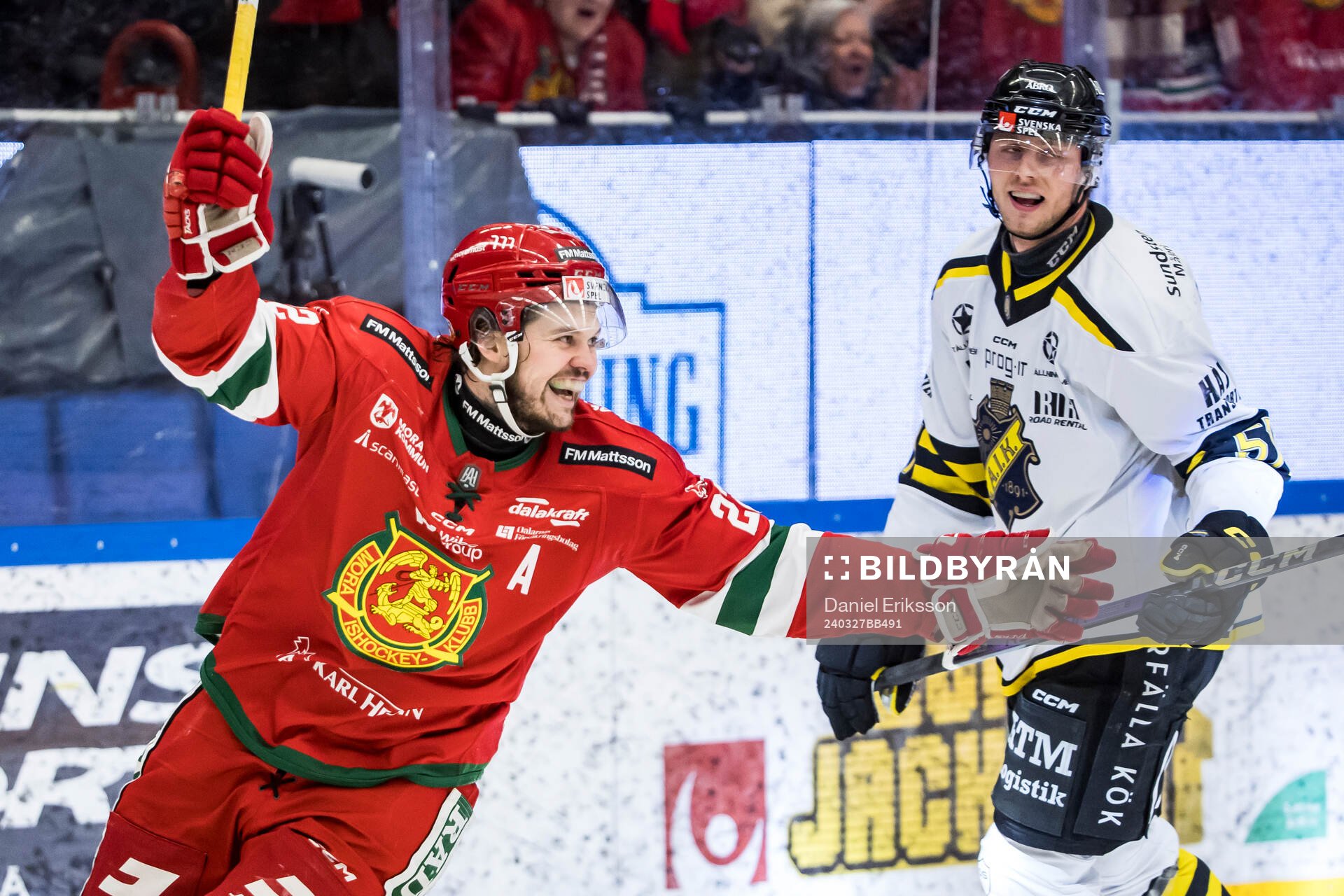 Moras Måns Carlsson jublar