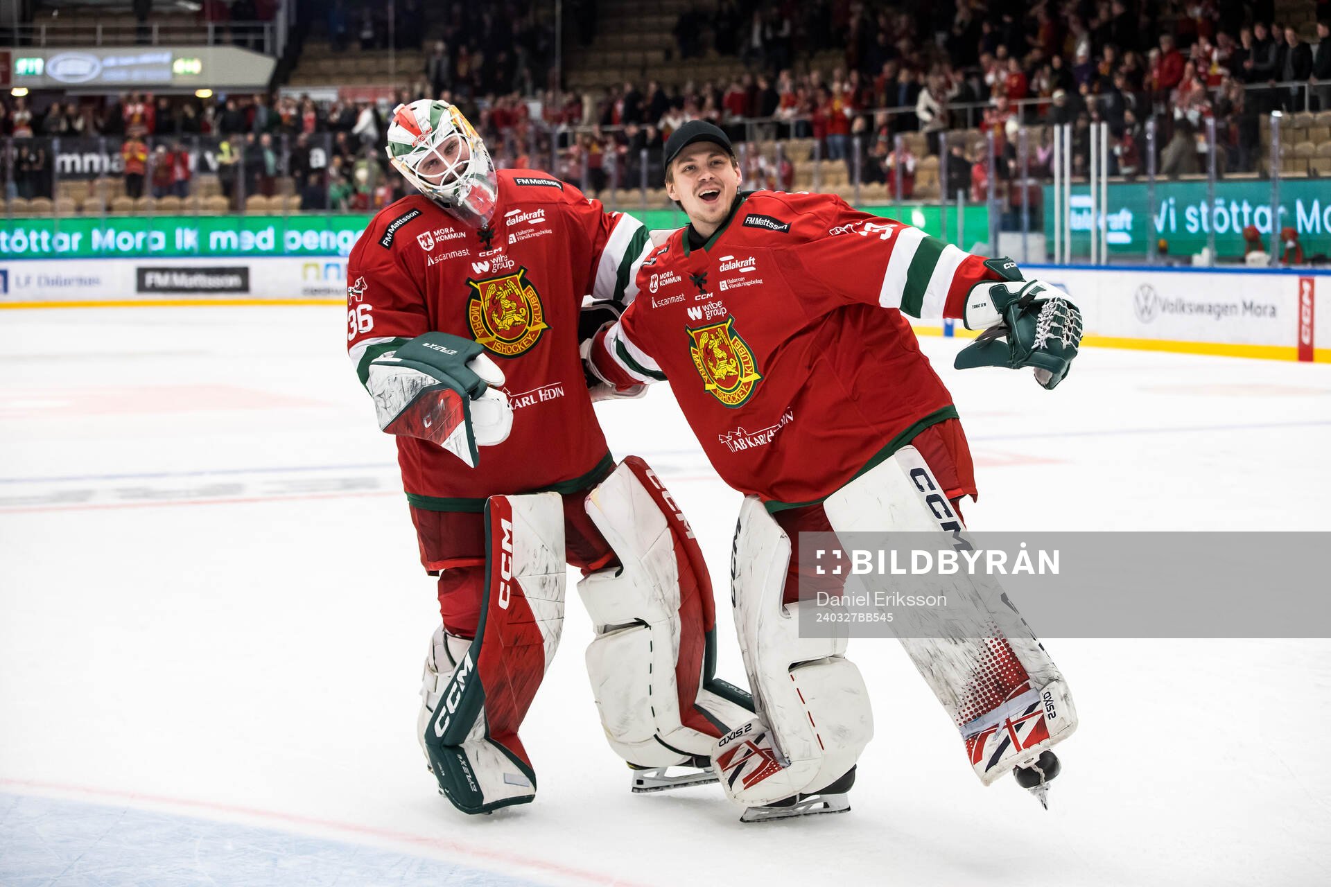 Moras Waltteri Ignatjew och Emil Zetterquist jublar