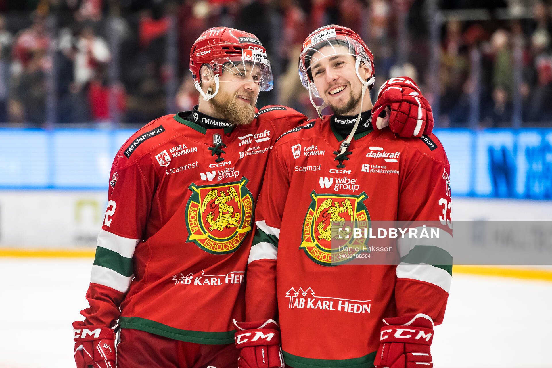 Moras Roope Laavainen och Moras William Pethrus  jublar