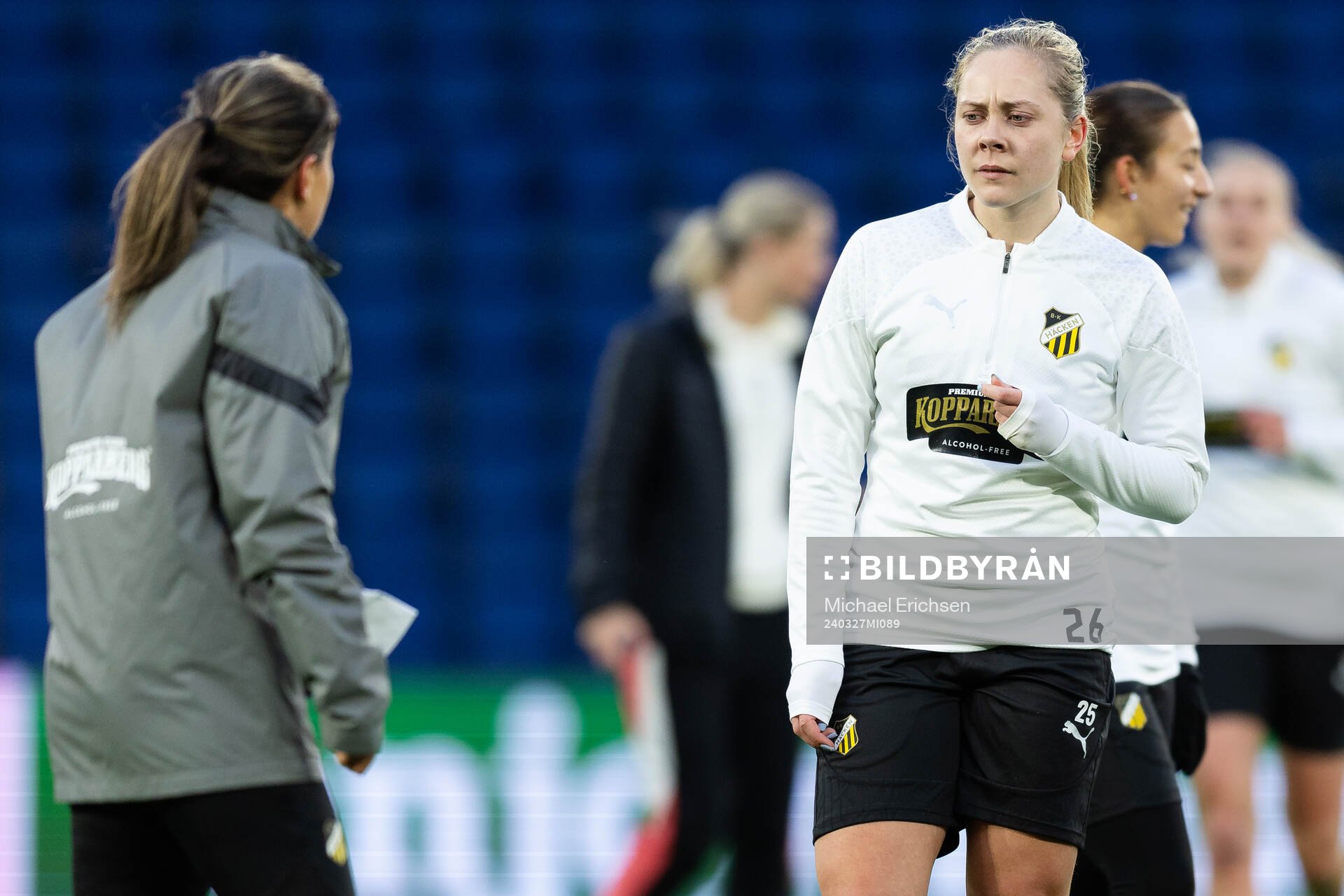 Assistant coach Bri Campos and Alice Bergström during a training session with Häcken on March 27, 2024 in Paris.