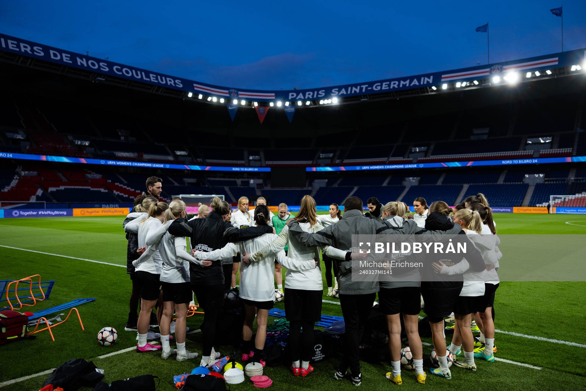 Players and staff gathered after a training session with Häcken on March 27, 2024 in Paris. 