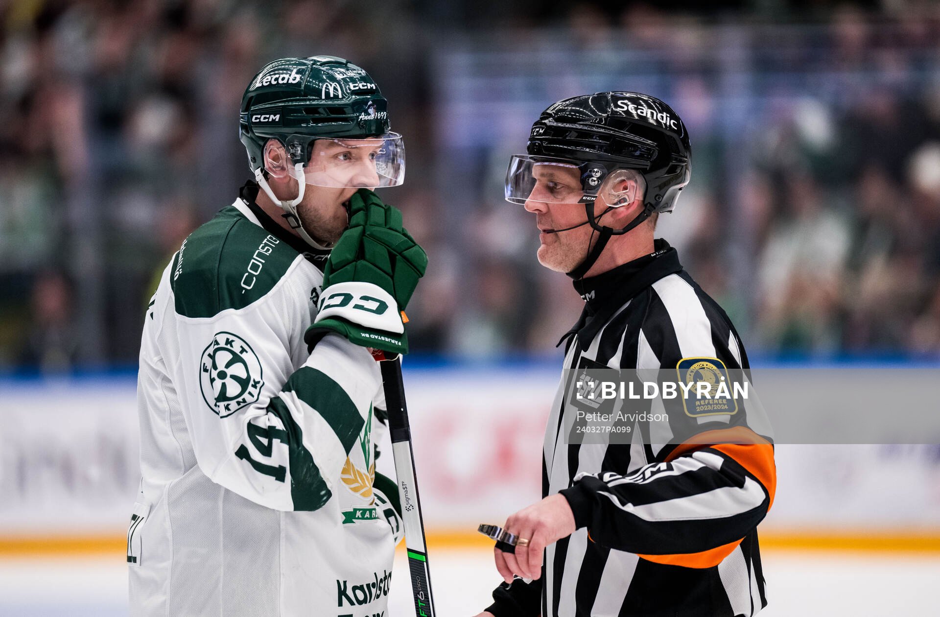 Färjestads Victor Ejdsell och Domare Mikael Nord