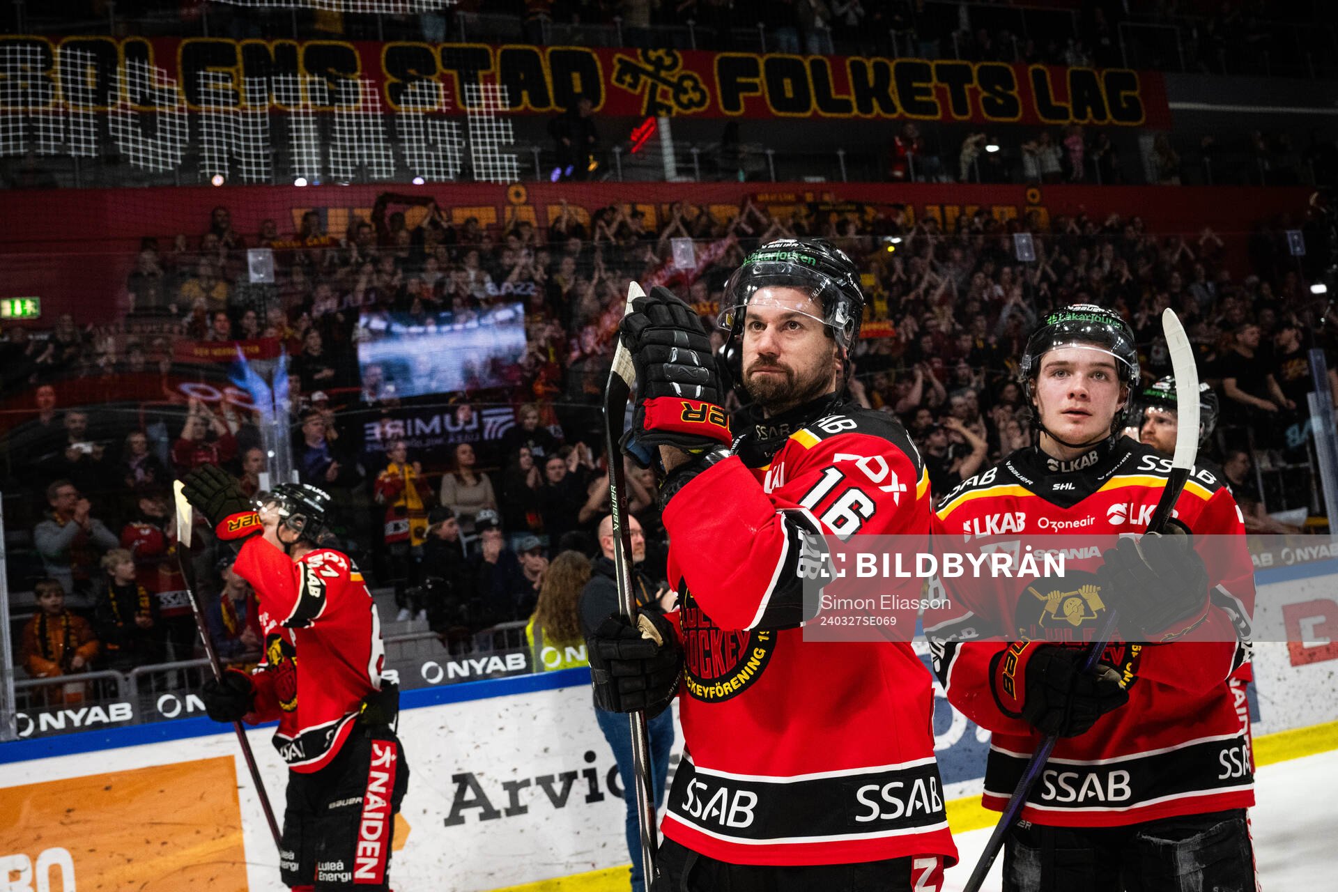 Luleås Niklas Olausson tackar supportrarna