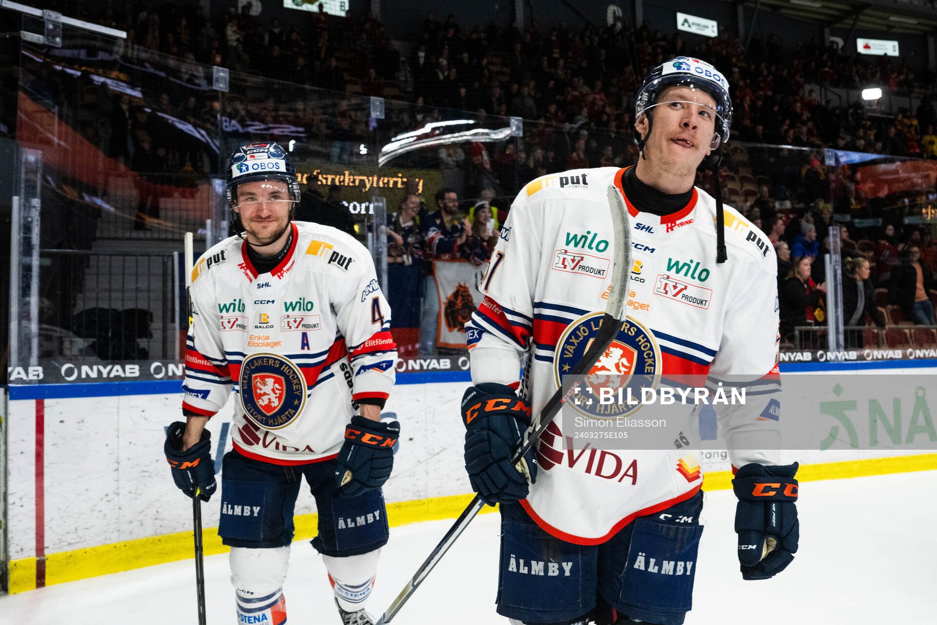 Växjös Keegan Lowe och Emil Sylvegård jublar