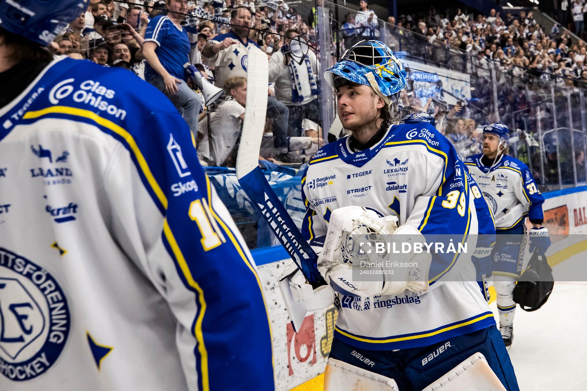 Leksands målvakt Filip Larsson jublar