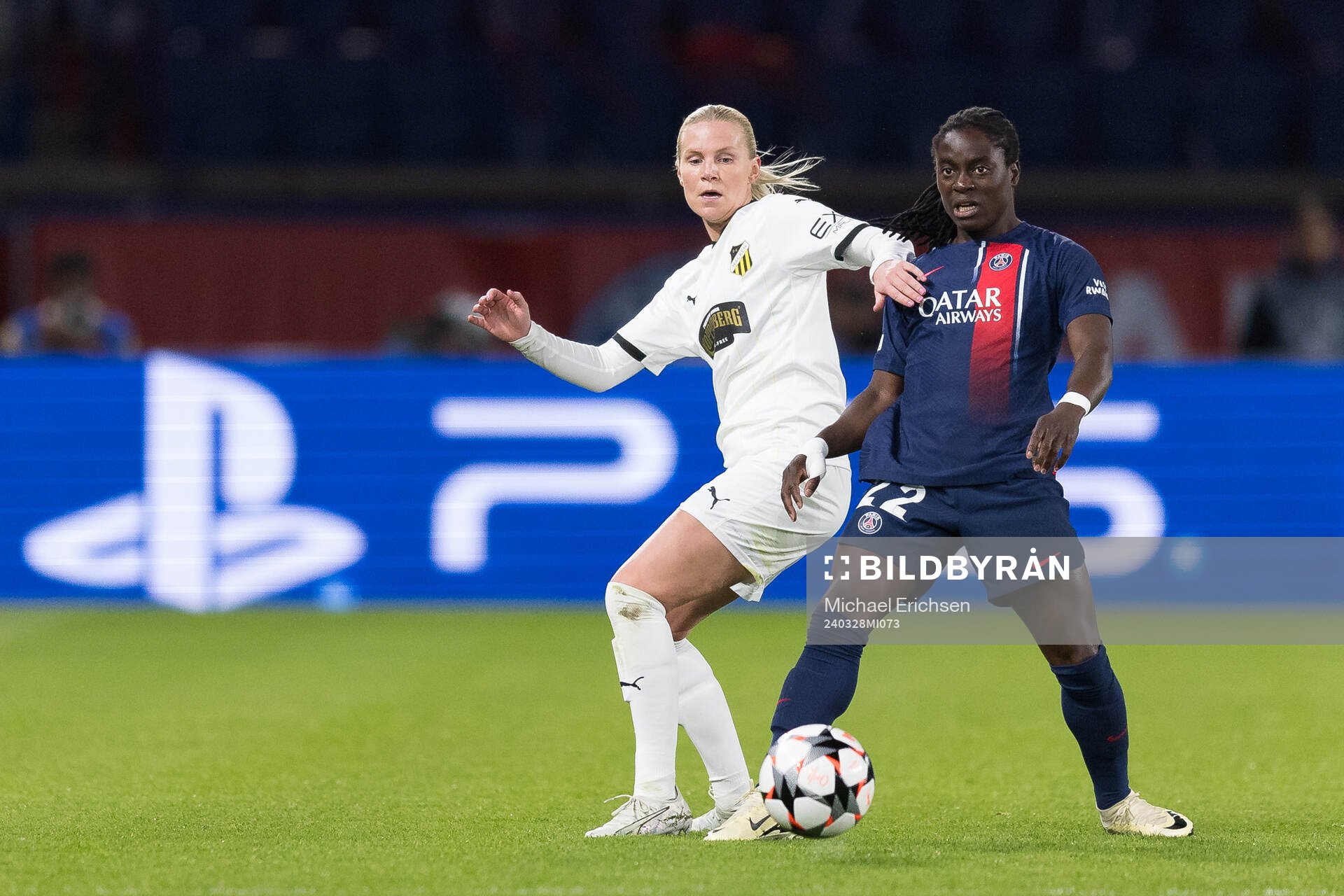 Josefine Rybrink of Häcken and Tabitha Chawinga of Paris