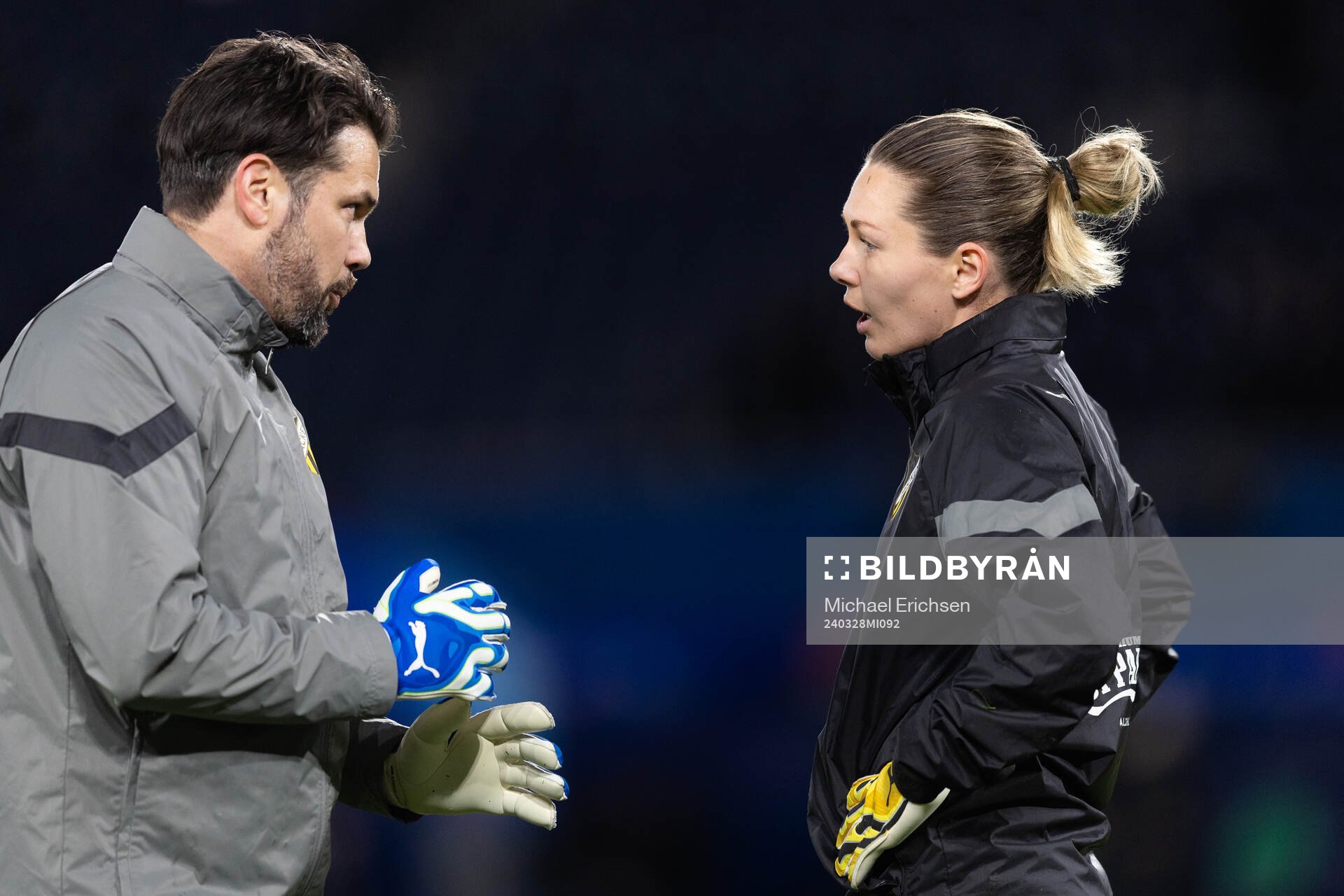Goalkeeper coach Mattias Gustafsson and goalkeeper Jennifer