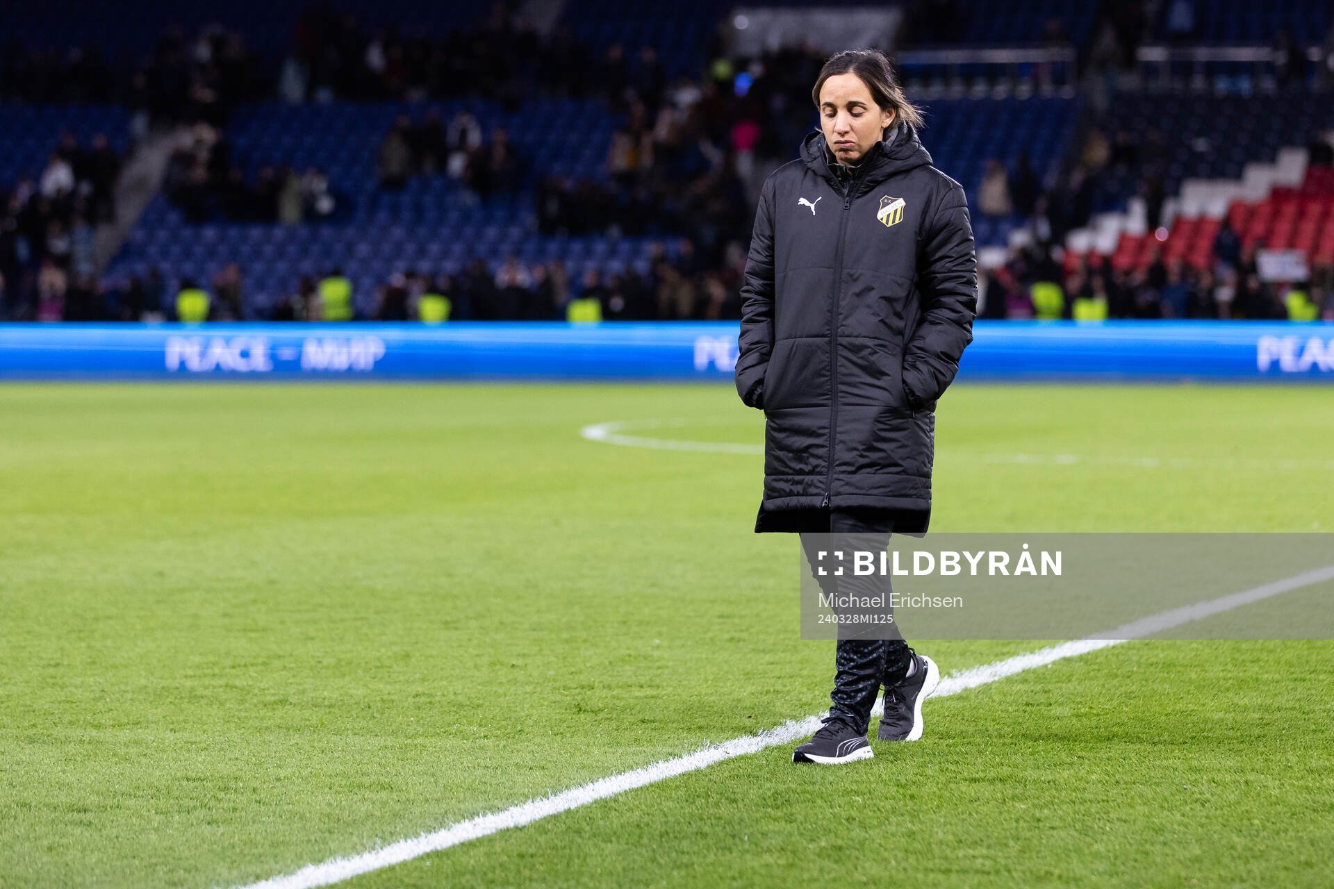 Assistant coach Bri Campos of Häcken looks dejected