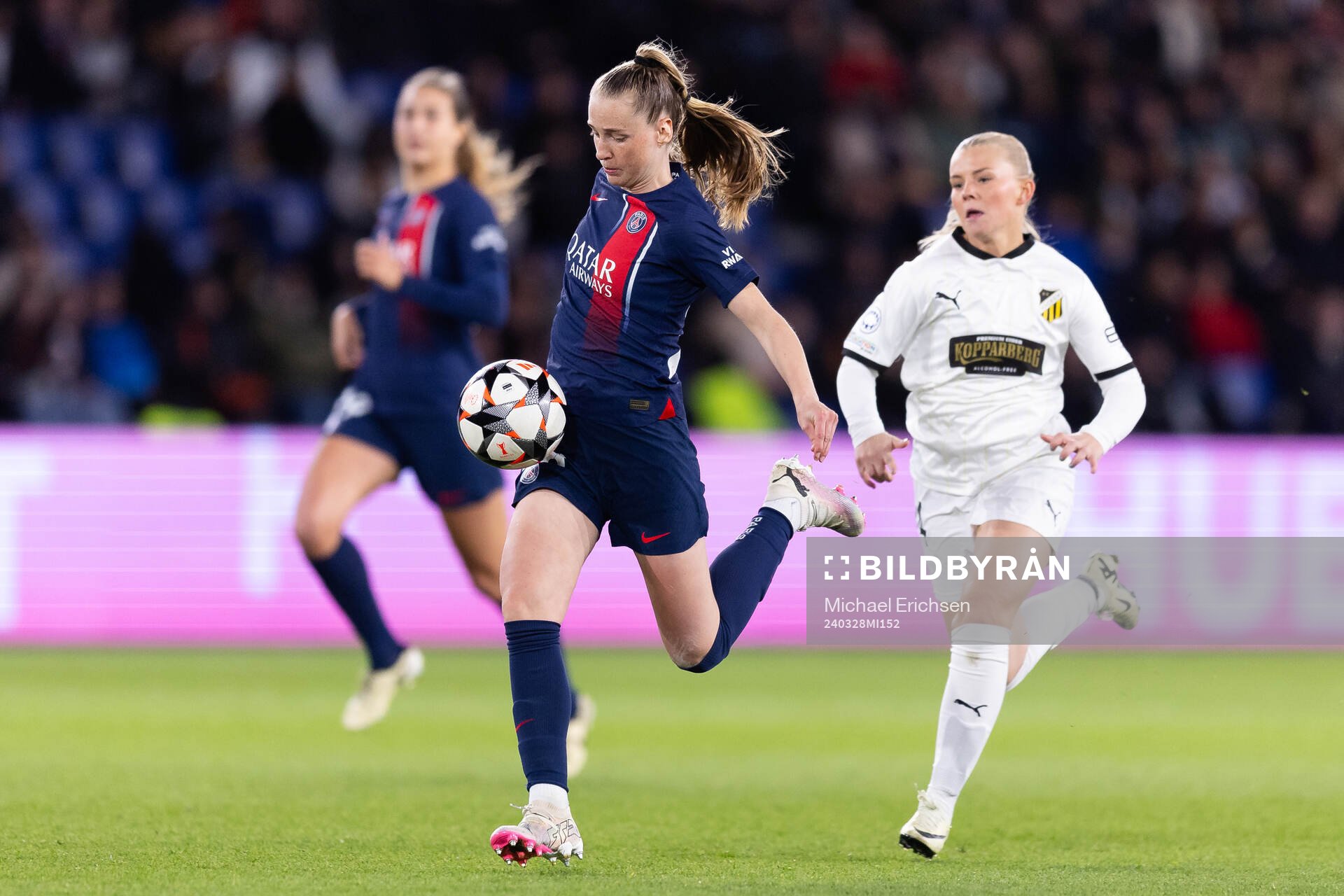 Jade Le Guilly of Paris Saint Germain and Matilda Nildén