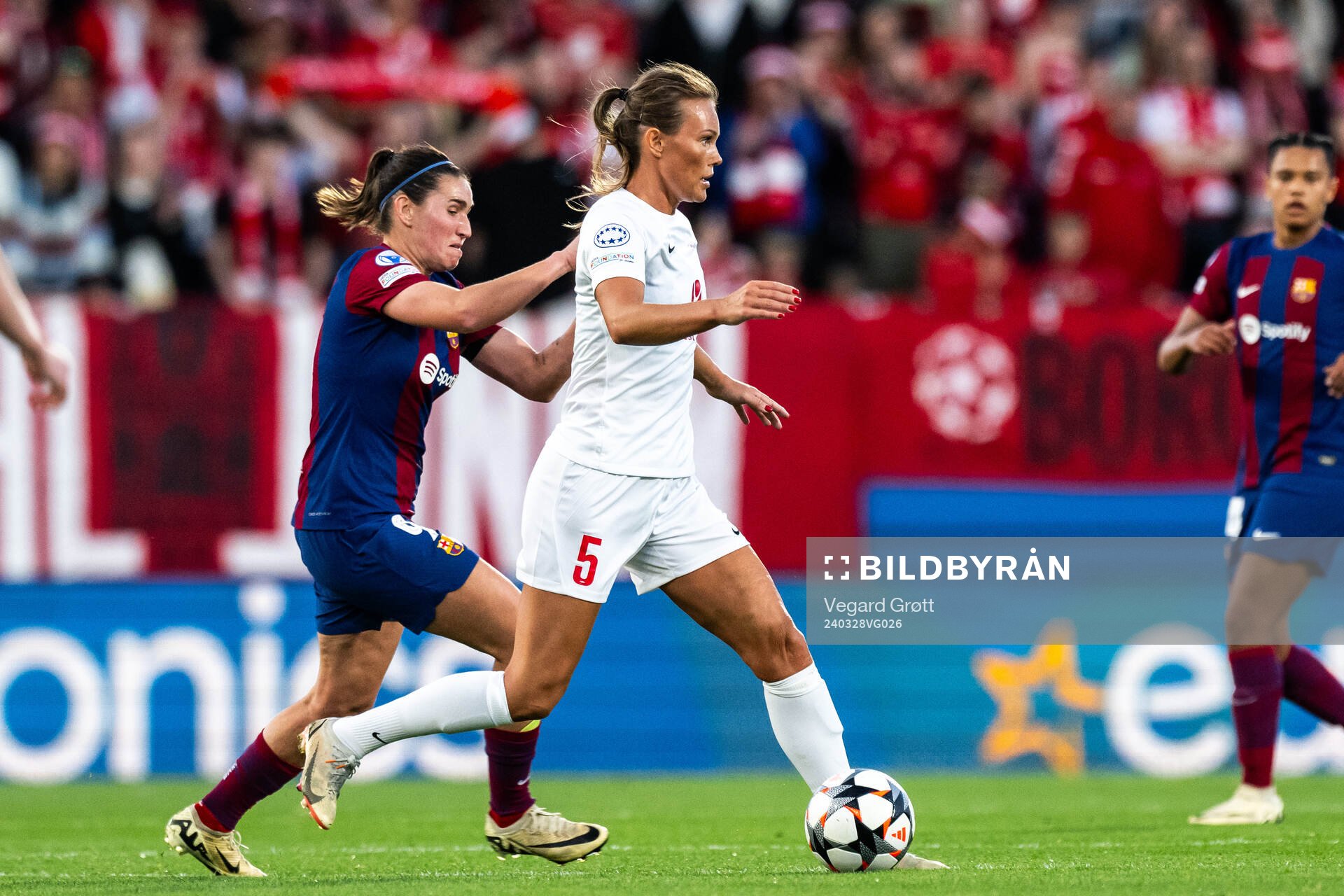 Mariona Caldentey of Barcelona and Ingrid Stenevik of Brann