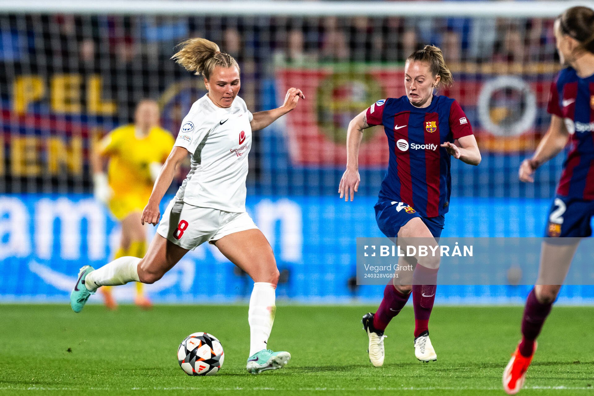 Karoline Haugland of Brann and Keira Walsh of Barcelona during the UEFA Women's Champions League quarterfinal football match between Barcelona and Brann on March 28, 2024 in Barcelona.